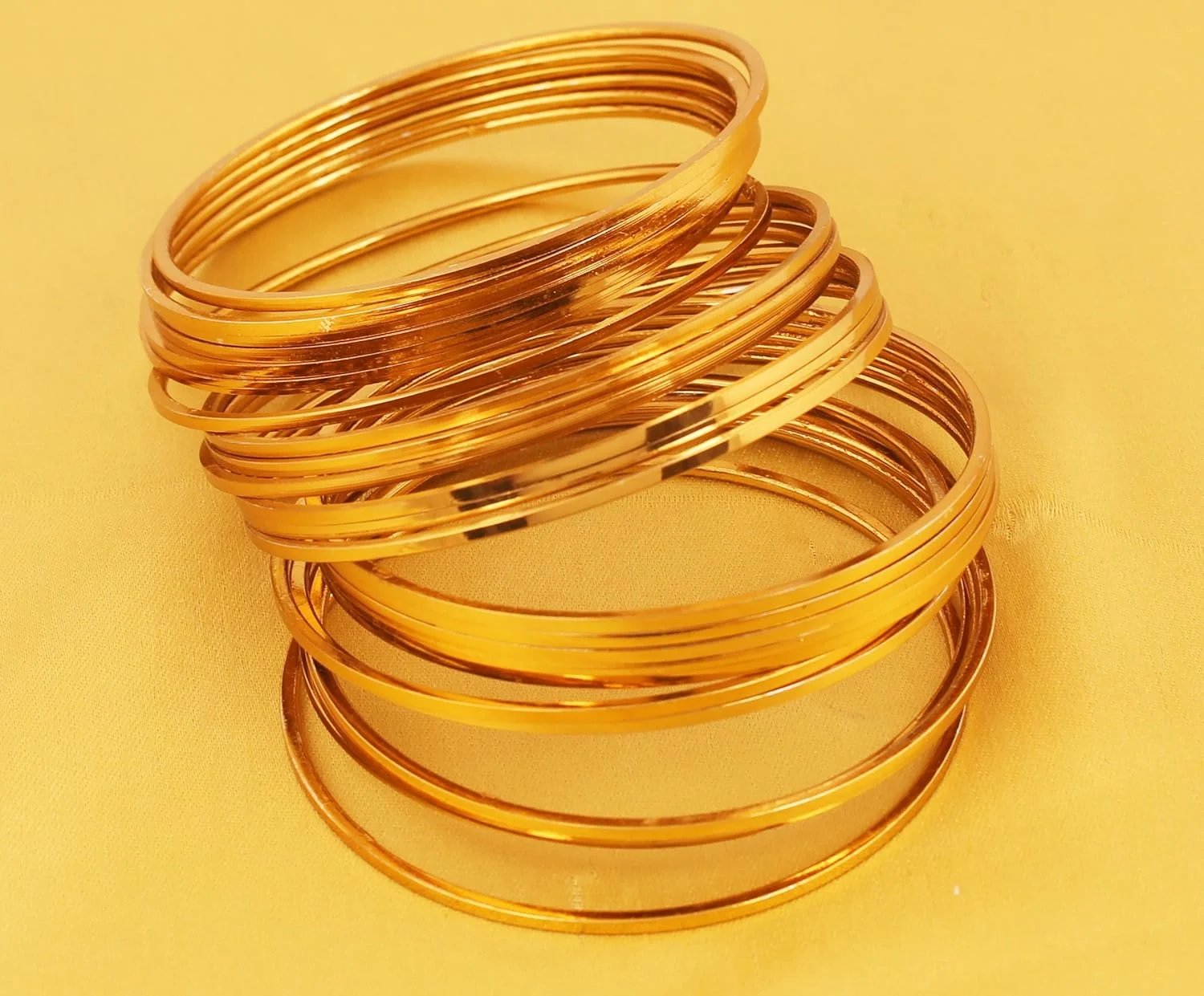 دستبند النگویی طلایی تاچ استون، طرح هندی بالیوودی، ظاهری خیره کننده، لبه های ظریف، آهنگ تانگو، نمایش جواهرات ظریف، مجموعه 24 عددی النگو دستبندی با رنگ طلایی برای بانوان.