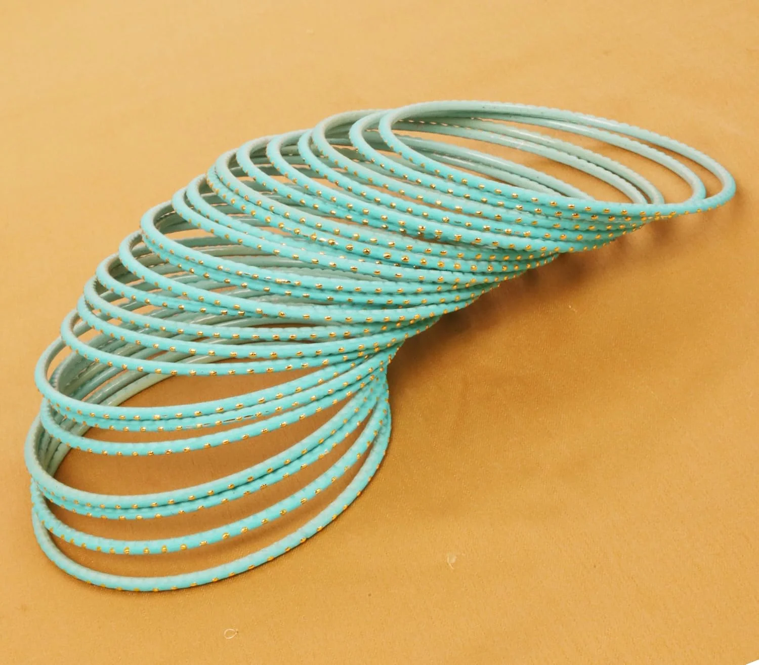 دستبند النگویی هندی با طرح های ترند بالیوودی، کار دست، لبه های ظریف و بافت دار با نقطه های طلایی. ست ۲۴ عددی زنانه.