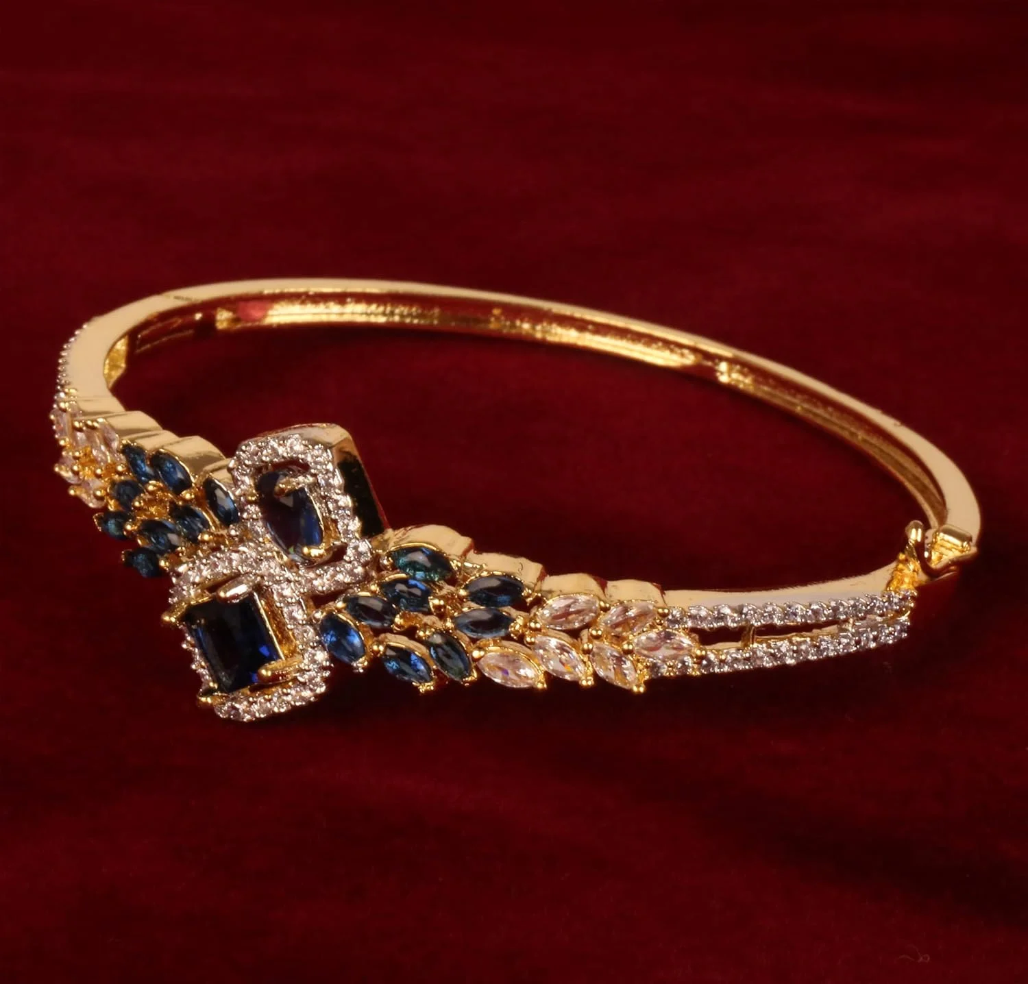 دستبند النگویی زنانه تاچ استون، طرح الهام گرفته از جواهرات سلطنتی هندی، نگین های زیرکونیا، طرح یاقوت کبود آبی، رنگ طلایی