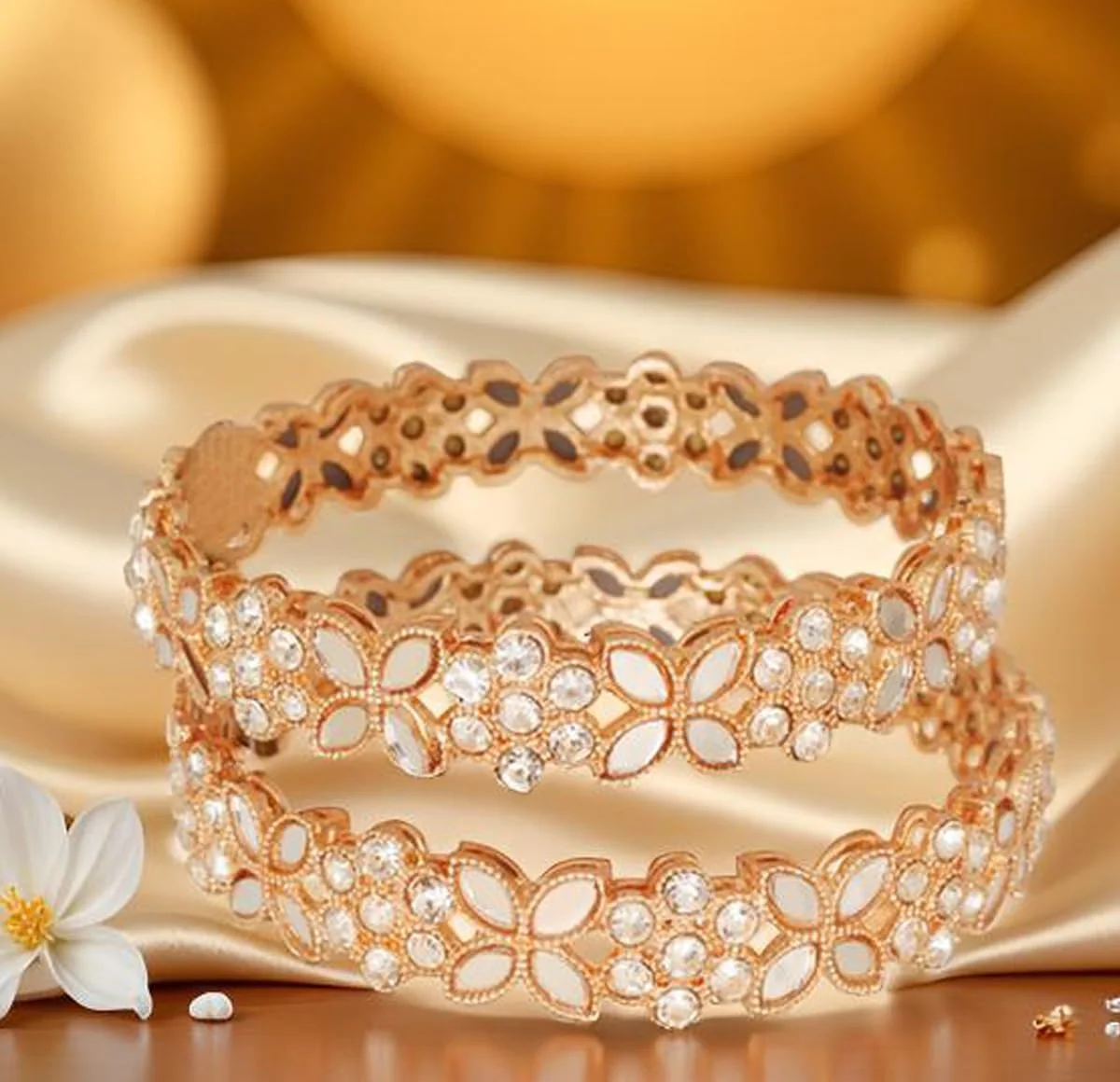 دستبند النگویی طرح هندی بالیوودی، حکاکی شده با دست، طرح توری فلزی، سیم های تابیده، نگین های درخشان، میناکاری، طراحی جواهرات، رنگ طلایی یا نقره ای، مناسب بانوان. دستبند النگویی طرح هندی بالیوودی، حکاکی شده با دست، طرح توری فلزی، سیم های تابیده، نگین های درخشان، میناکاری، طراحی جواهرات، رنگ طلایی یا نقره ای، مناسب بانوان.