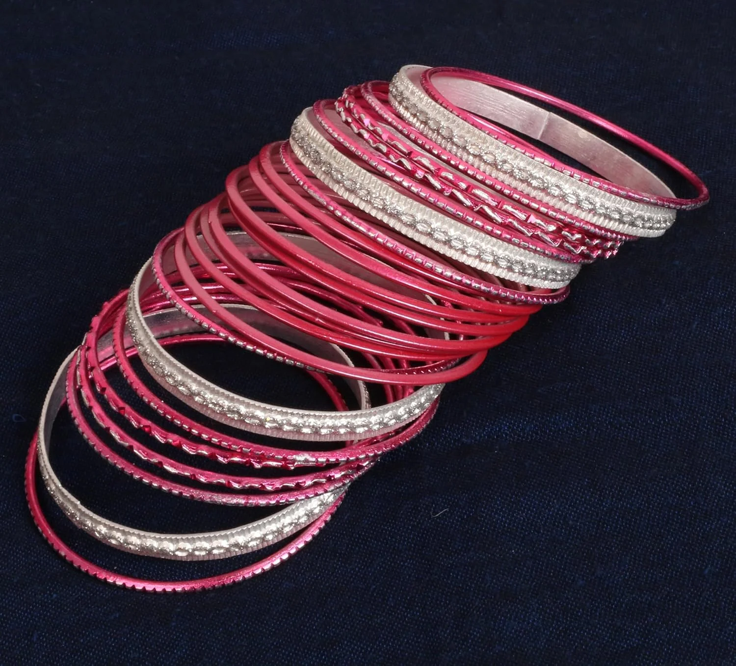 دستبند النگویی لمسی هندی فلزی برای زنان، دستبند آلیاژ طلایی طرح دسی، مجموعه 2 دوجین النگو، ست جواهرات زنانه بالیوودی، چند لایه پهن، بافت دار، ست طلایی 24 عددی در رنگ طلایی یا سفید