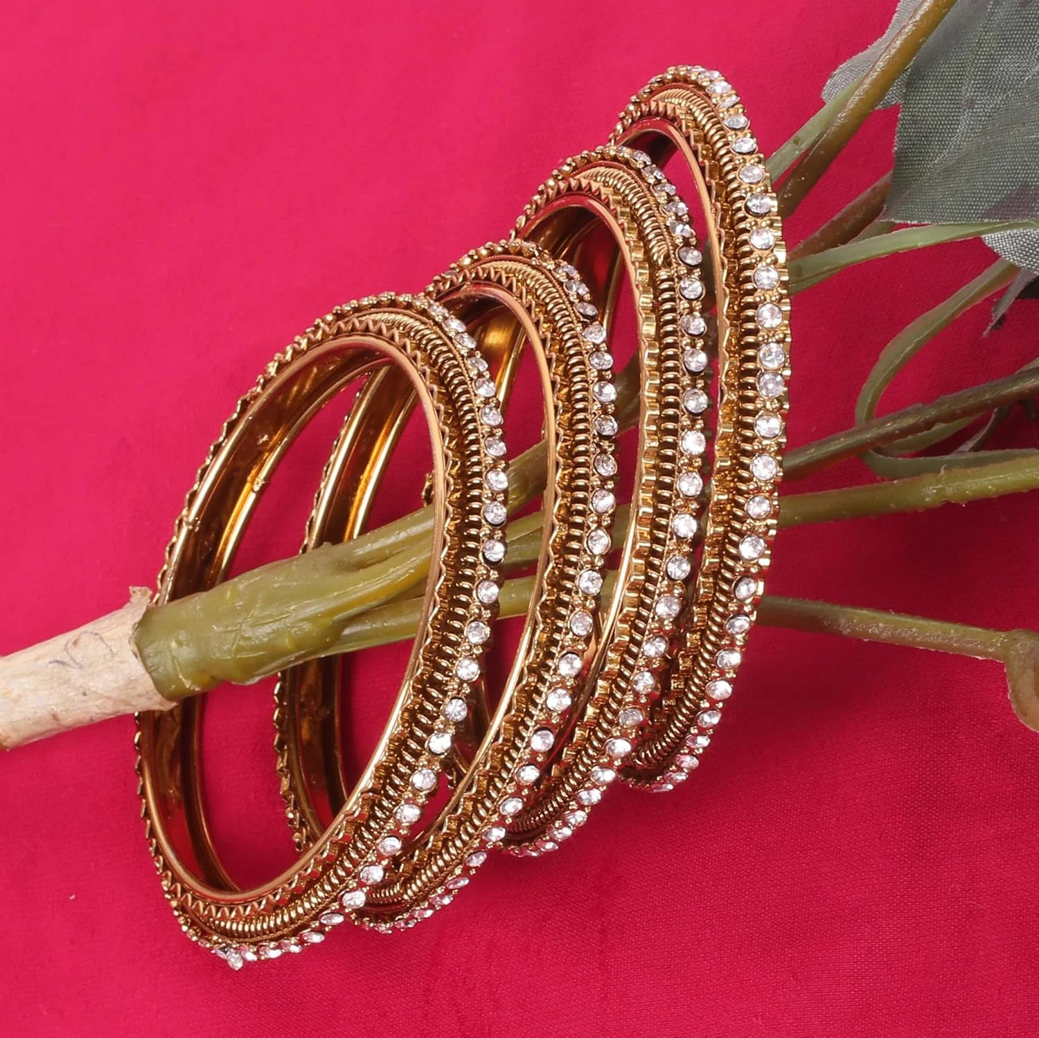 دستبند النگویی طرح زیگزاگ با نگین های درخشان - ست چهارتایی با طراحی هندی و رنگ طلایی عتیقه دستبند النگویی طرح زیگزاگ با نگین های درخشان - ست چهارتایی با طراحی هندی و رنگ طلایی عتیقه