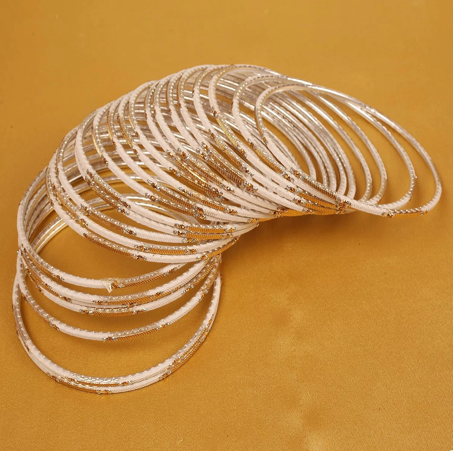دستبند النگویی زنانه تاچ استون، طراحی جدید، الهام گرفته از بالیوود، رنگ وانیلی سفید پاستلی با نگین های طلایی. ست 24 عددی.