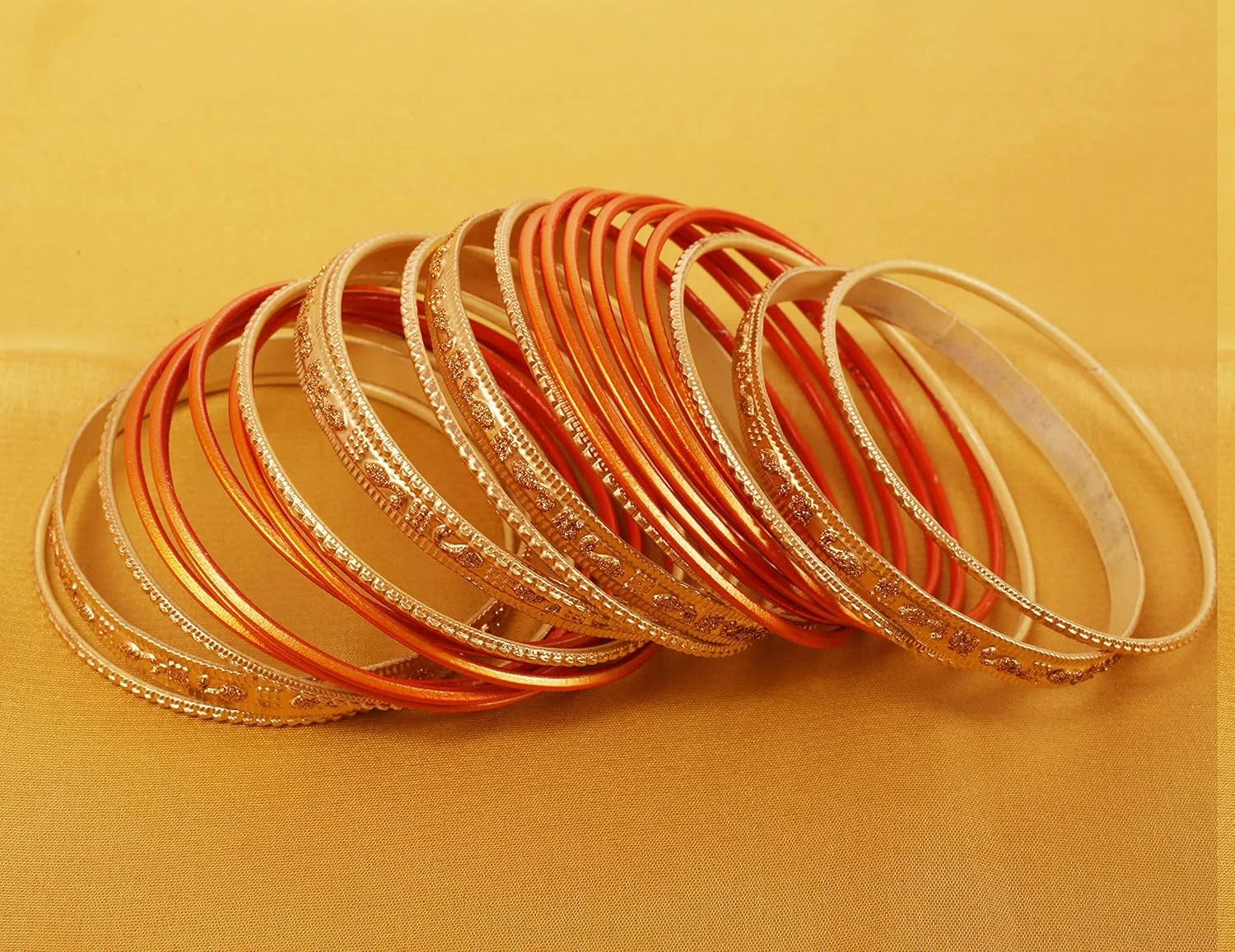 تاچ استون، النگوهای هندی بالیوودی "مجموعه رنگارنگ ۲ دوجینی النگو" زیورآلات طرح دار با رنگ بافت دار و درخشش طلایی، ست النگو دستبندی ویژه ۲۴ عددی با رنگ طلایی برای بانوان تاچ استون، النگوهای هندی بالیوودی "مجموعه رنگارنگ ۲ دوجینی النگو" زیورآلات طرح دار با رنگ بافت دار و درخشش طلایی، ست النگو دستبندی ویژه ۲۴ عددی با رنگ طلایی برای بانوان