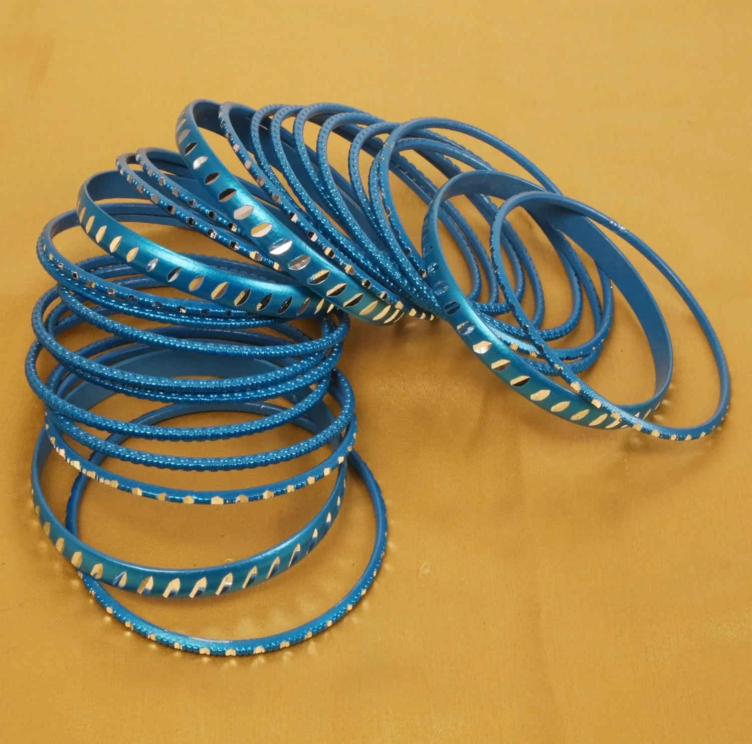 دستبند النگویی طرح جواهرات هندی بالیوودی تاچ استون، کار دست، فلز برش خورده با طرح دانه ای، بافت دار، زیبا کننده جادویی مچ دست. ست 24 عددی. برای خانم ها.