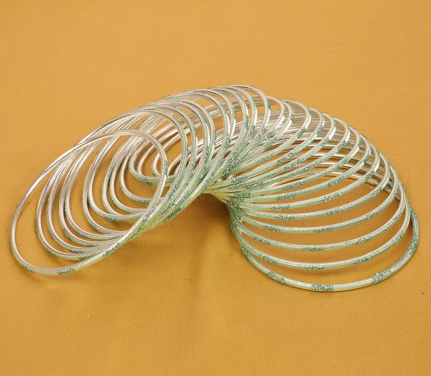 دستبند النگویی تاچ استون، 24 عددی، طرح های رنگارنگ هندی بالیوودی، جنس آلیاژ فلزی با بافت خاص، مناسب بانوان