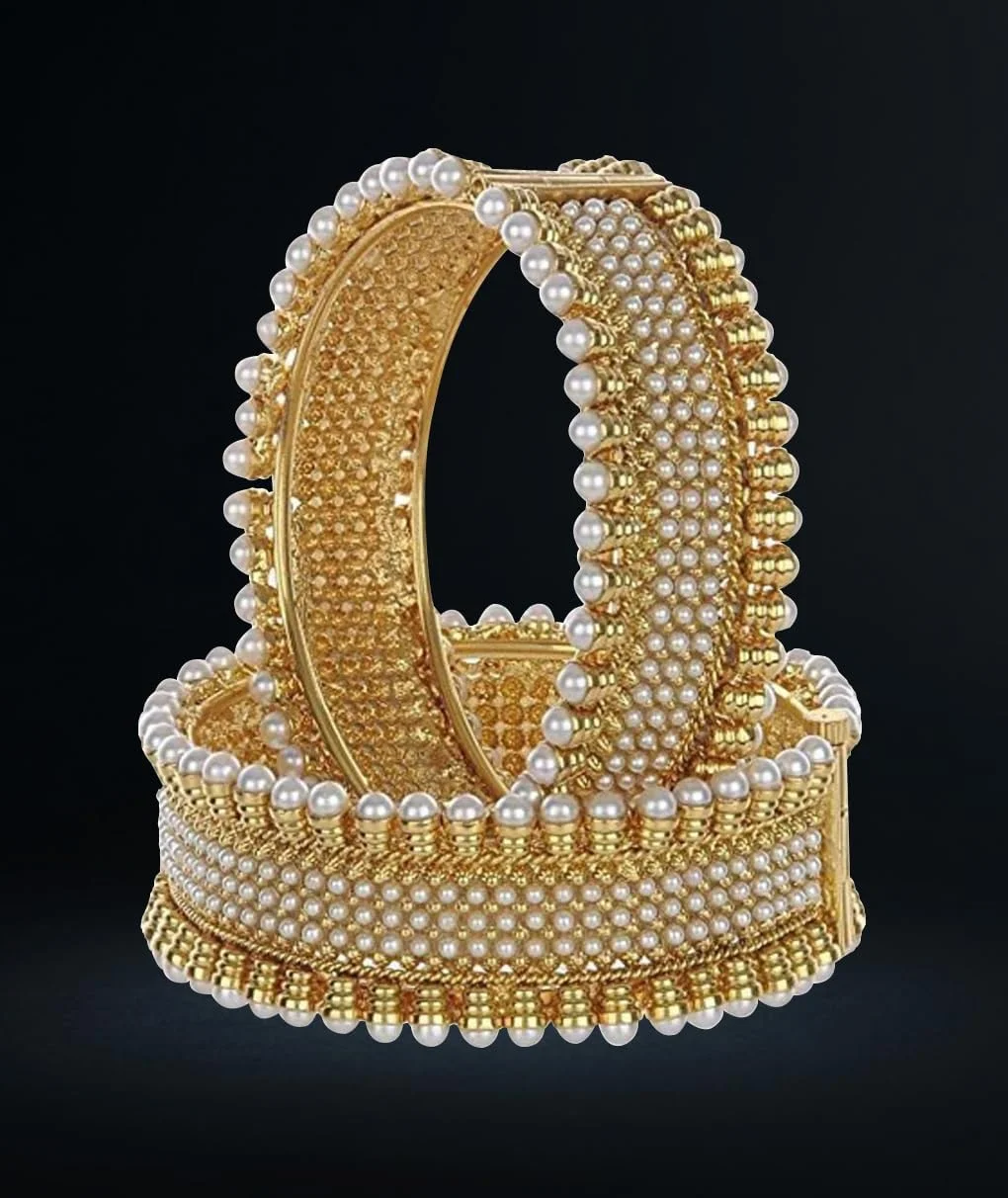 دستبند النگویی مرواریدی و روکش طلایی زنانه YouBella، طرح سنتی و شیک دستبند النگویی مرواریدی و روکش طلایی زنانه YouBella، طرح سنتی و شیک