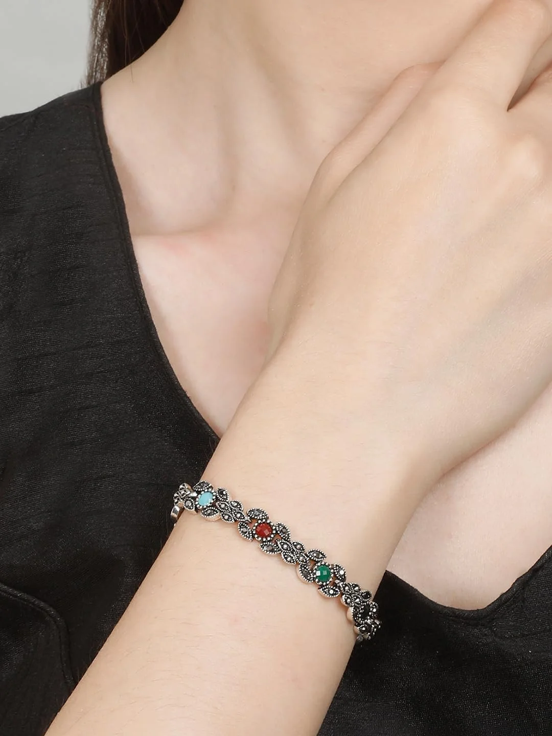 دستبند النگویی نقره ای رنگ با الهام از سلبریتی ها برای دختران و زنان (YBBN_92110) (چند رنگ) دستبند النگویی نقره ای رنگ با الهام از سلبریتی ها برای دختران و زنان (YBBN_92110) (چند رنگ)