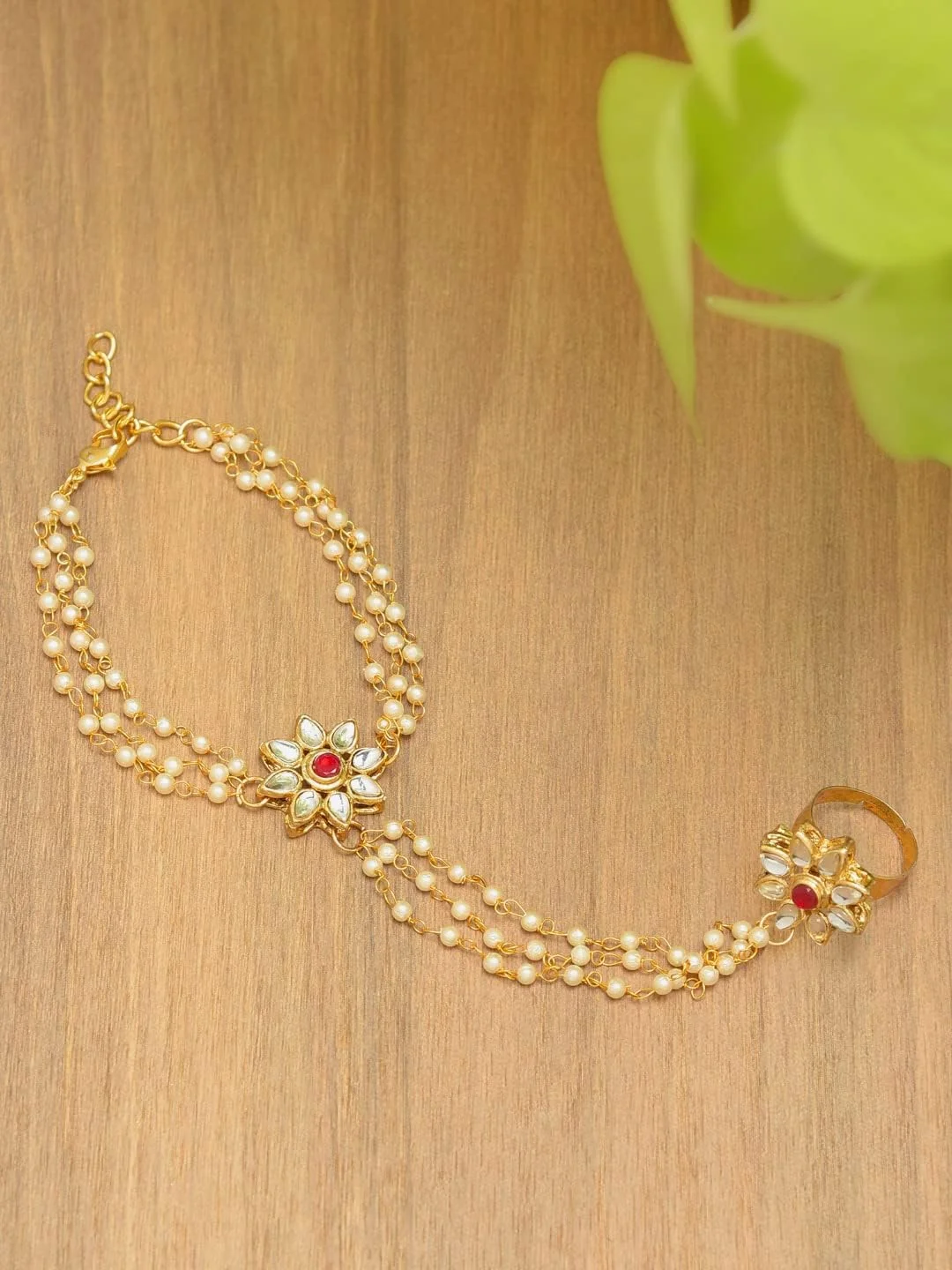 دستبند انگشتری زنانه با روکش طلایی مزین به مروارید و نگین های Kundan مدل ZPFK7415 دستبند انگشتری زنانه با روکش طلایی مزین به مروارید و نگین های Kundan مدل ZPFK7415