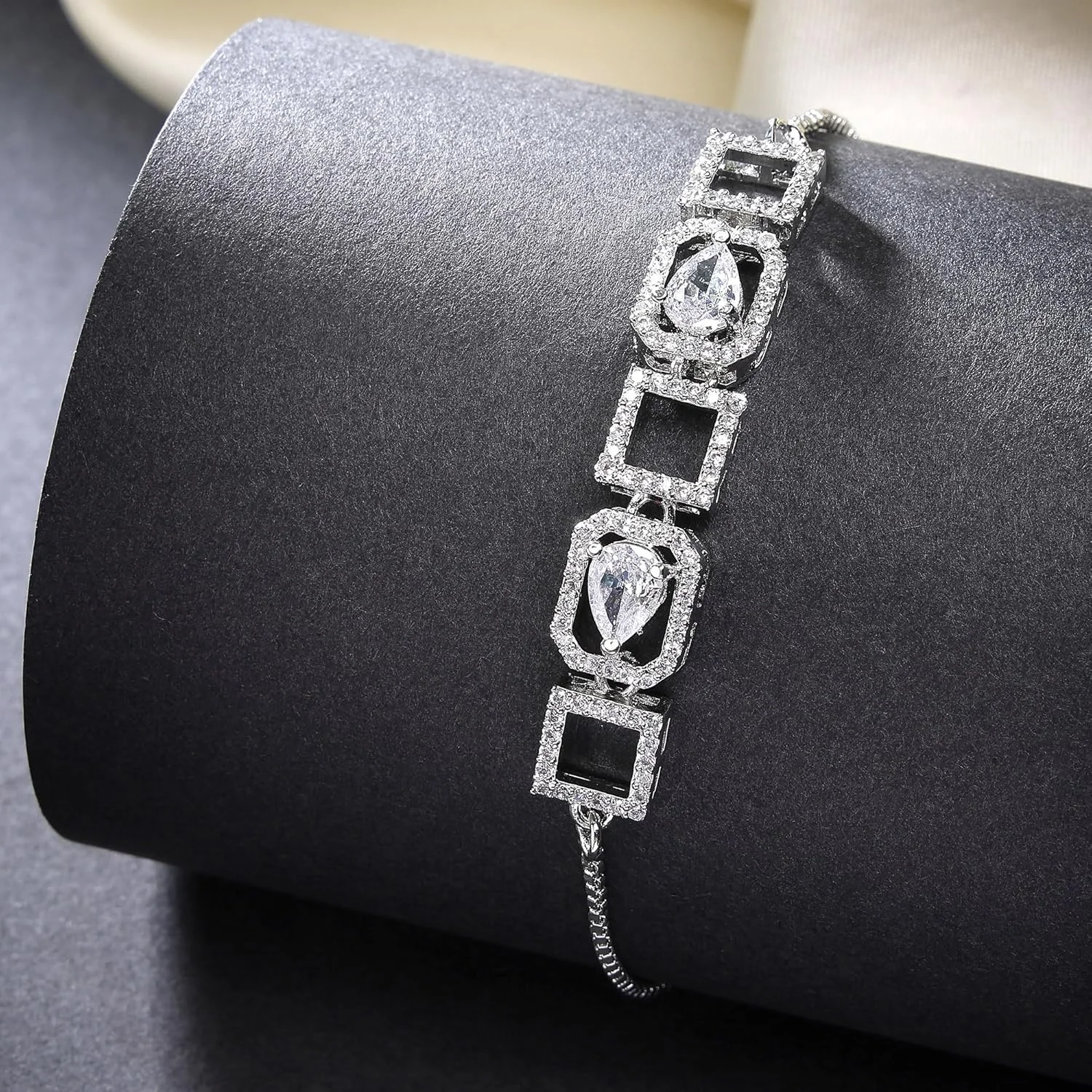 دستبند زنانه ژنم، دستبند شیک نقره ای با روکش رودیوم و نگین های کریستالی و الماس آمریکایی درخشان، مناسب برای زنان و دختران دستبند زنانه ژنم، دستبند شیک نقره ای با روکش رودیوم و نگین های کریستالی و الماس آمریکایی درخشان، مناسب برای زنان و دختران