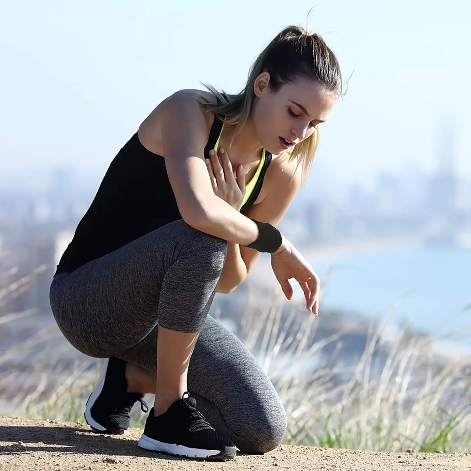 مچ بند زیپ دار ورزشی NALACAL، مچ بند عرق گیر زیپ دار باشگاه ورزشی، کیف پول مچی ورزشی با جیب برای پیاده روی در فضای باز، پیاده‌روی، دویدن، مسافرت (4 عدد مشکی)