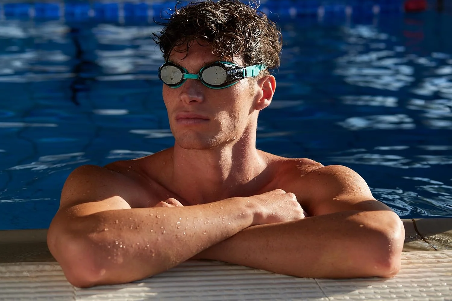 عینک شنا آرنا Zoom X-Fit، مناسب شناگران تفریحی و ورزشی، با لنزهای پهن، محافظت در برابر اشعه ماوراء بنفش، ضد بخار، پل بینی قابل تنظیم و واشرهای سیلیکونی