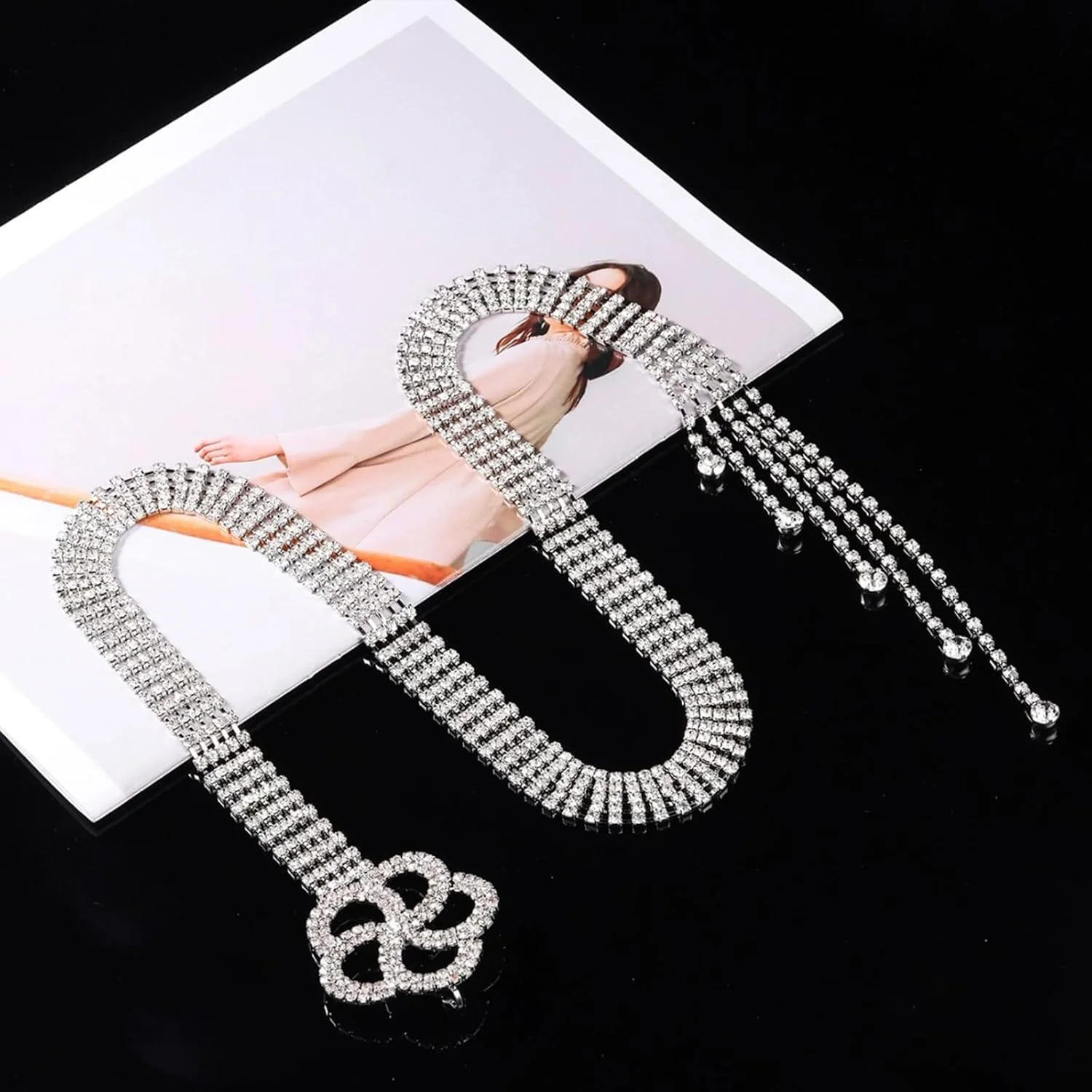 کمربند زنانه نگین دار، کمربند زنجیری کریستالی نقره ای قابل تنظیم با سگک گل، کمربند الماس برای لباس های مجلسی زنانه هدیه عروسی (120 سانتی متر)