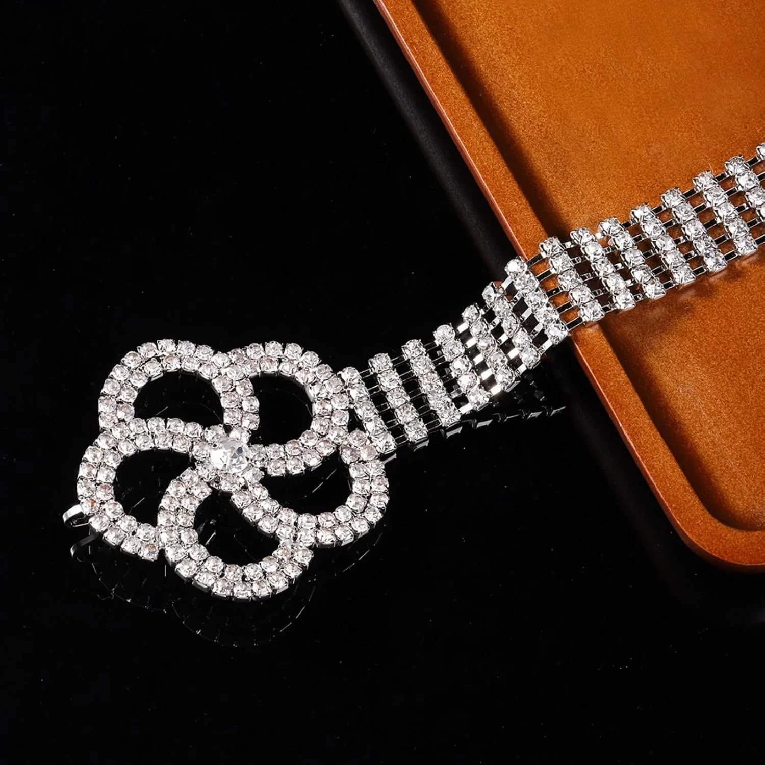 کمربند زنانه نگین دار، کمربند زنجیری کریستالی نقره ای قابل تنظیم با سگک گل، کمربند الماس برای لباس های مجلسی زنانه هدیه عروسی (120 سانتی متر)