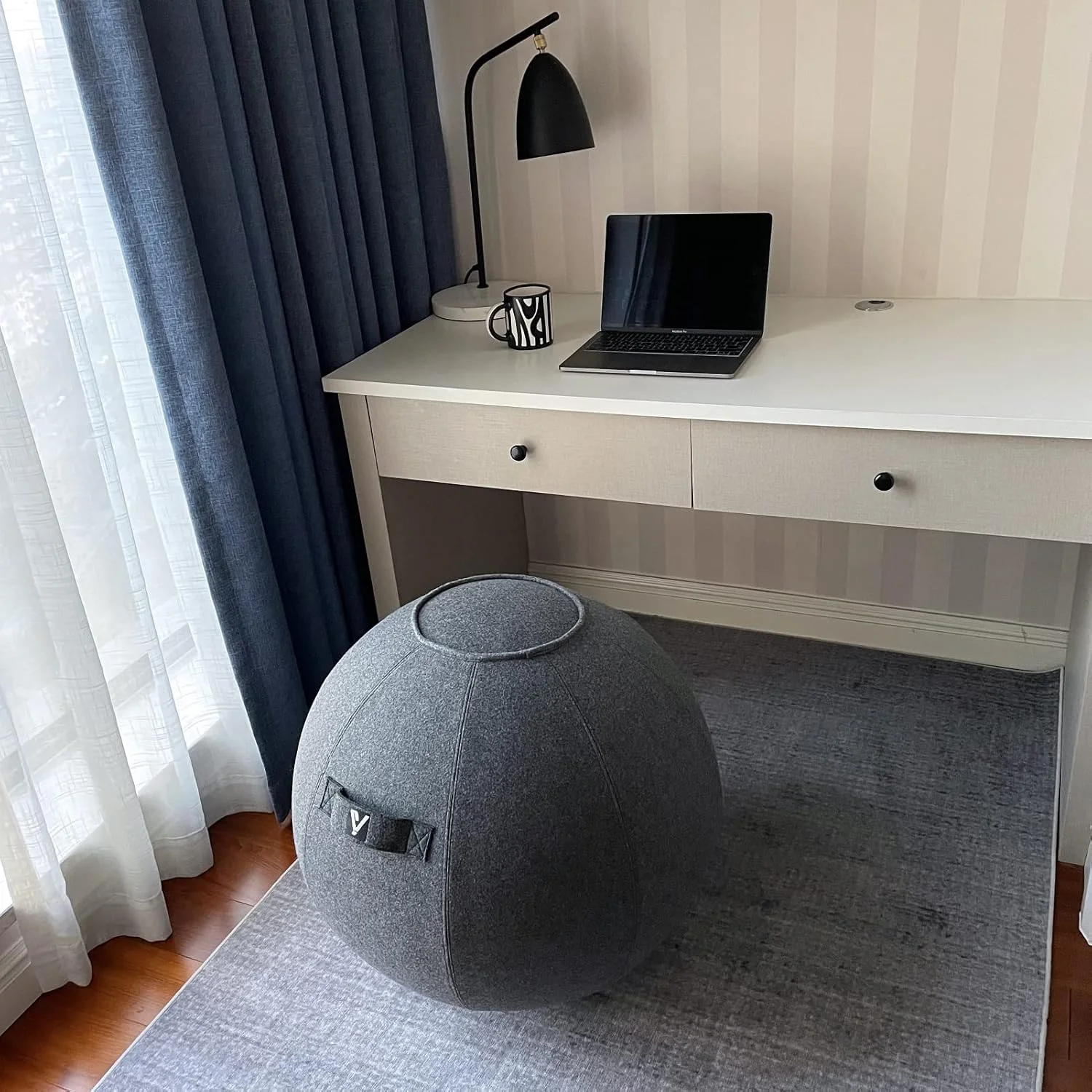 صندلی توپی نشیمن برای دفتر و خانه، توپ یوگا و پیلاتس با روکش برای تعادل، ثبات و تناسب اندام، صندلی توپی ارگونومیک با دسته و پمپ (خاکستری، 61 سانتی متر)