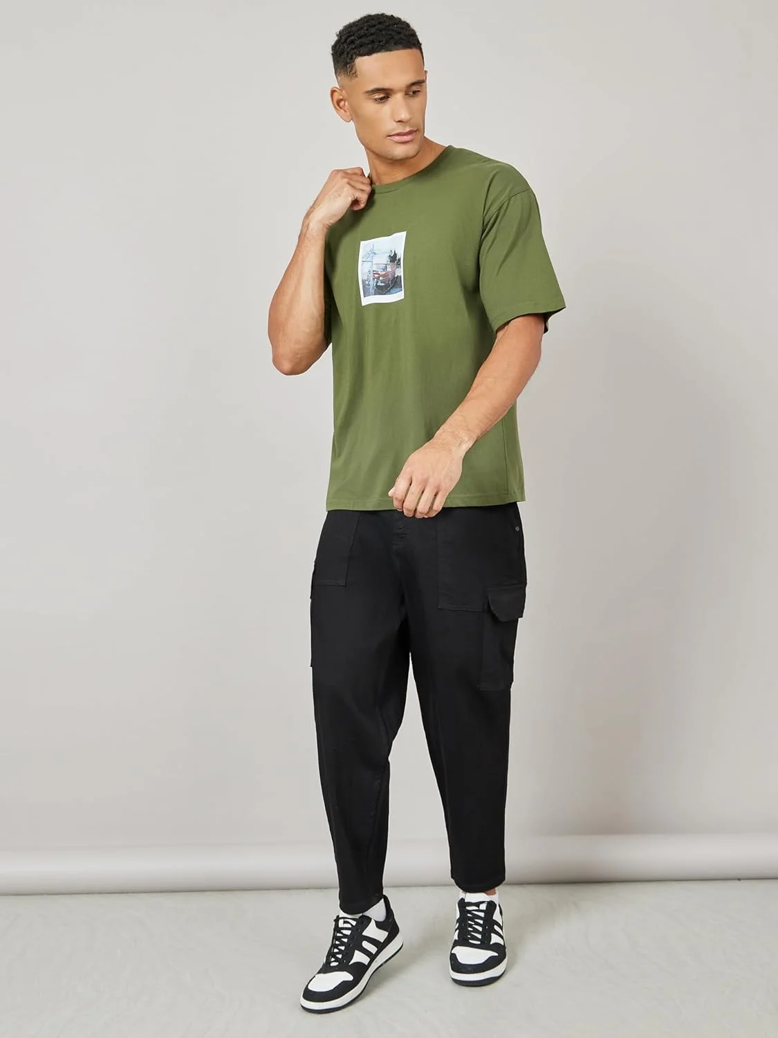 ست تی‌شرت یقه گرد با طرح سینه و شلوار راحتی مردانه استایلی