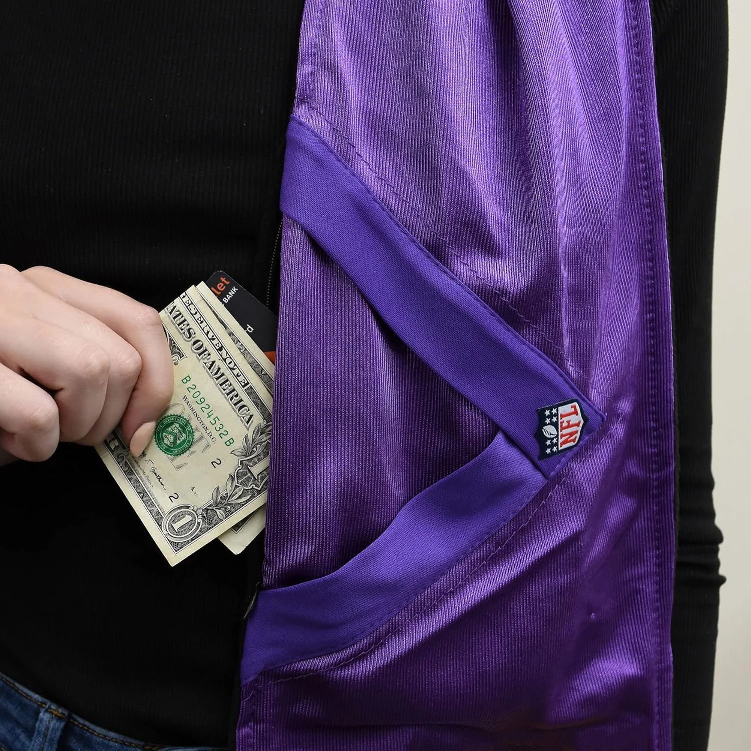 شال گردن طرح پیراهن ورزشی قهرمانانه