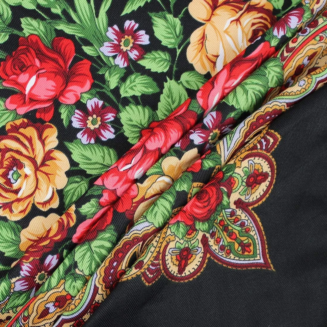 شال بزرگ طرح گلدار زنانه با حاشیه ریشه دار