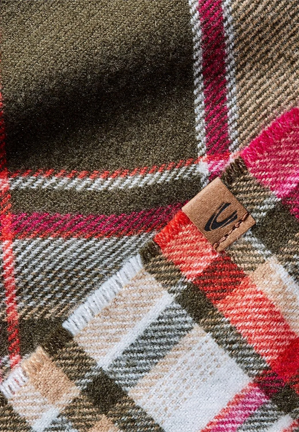 شال بافت نرم زنانه camel active با طرح چهارخانه