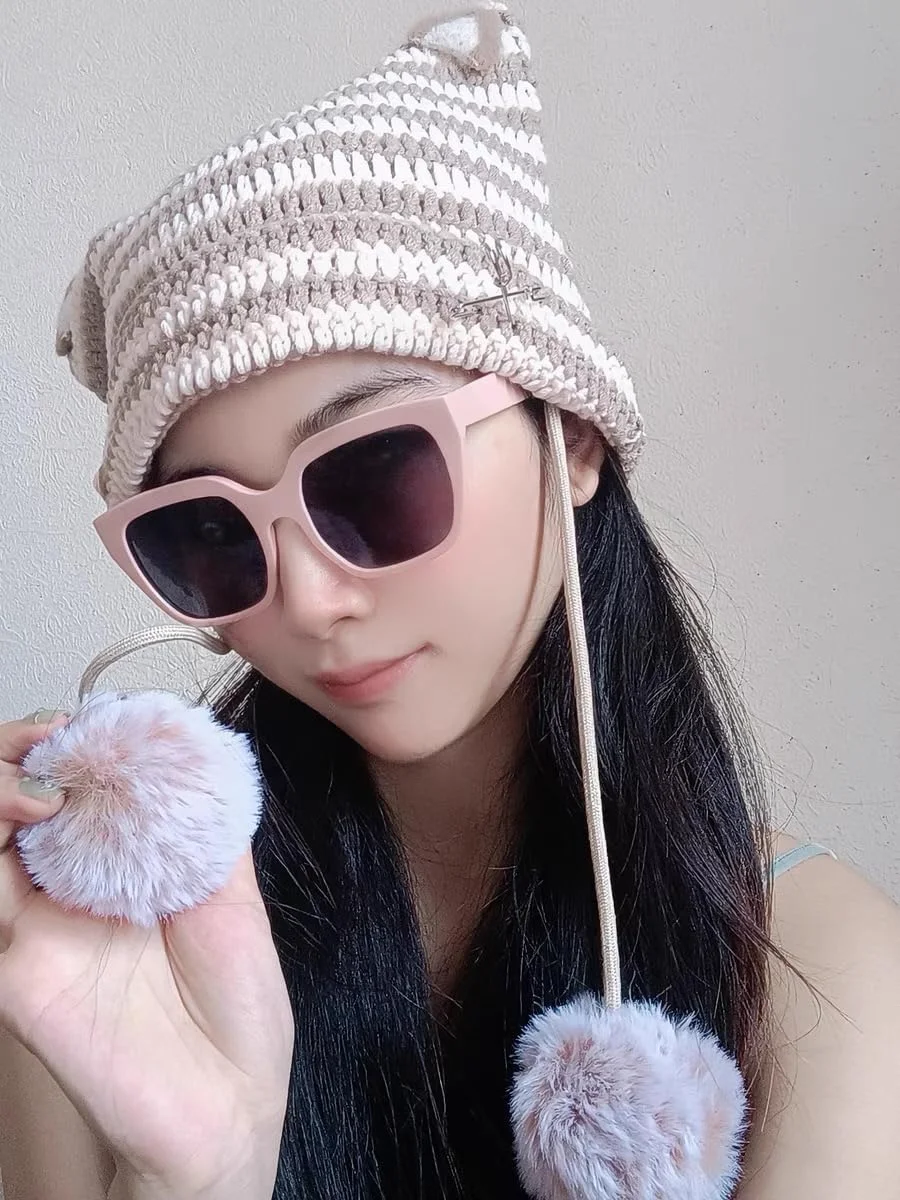 کلاه بافتنی زنانه مدل گوش گربه Y2K با آویز توپی | کلاه بافتنی شل با طرح ستاره مناسب برای استایل گوتیک و الترناتیو