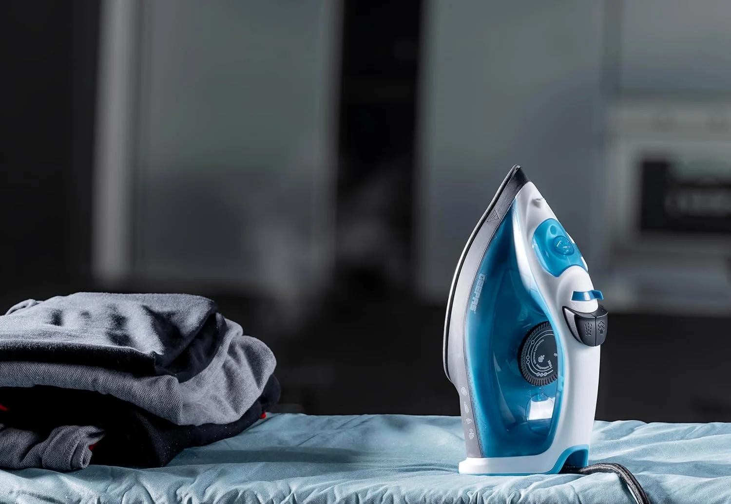 اتو بخار چند منظوره 1600 وات Geepas برای لباس های اتو کشیده و مرتب - کفی نچسب، عملکرد خشک/مرطوب و با کنترل دما