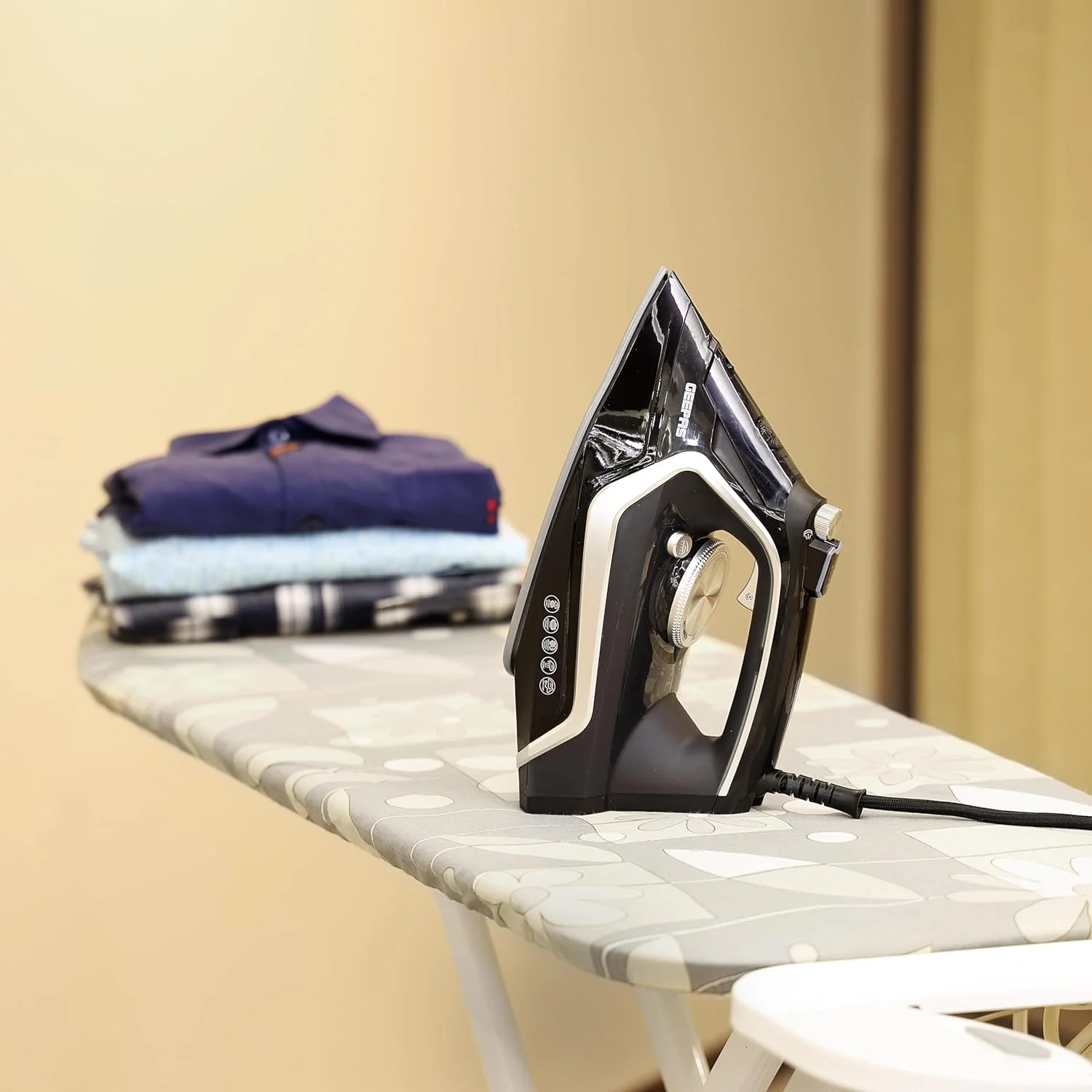 اتو بخار 2200 وات Geepas GSI7801N - اتو بخار خشک و مرطوب 2 در 1 - کنترل دمای قابل تنظیم، کفی سرامیکی - عملکرد بخار خشک/بخار/انفجار بخار/بخار عمودی، تقویت بخار