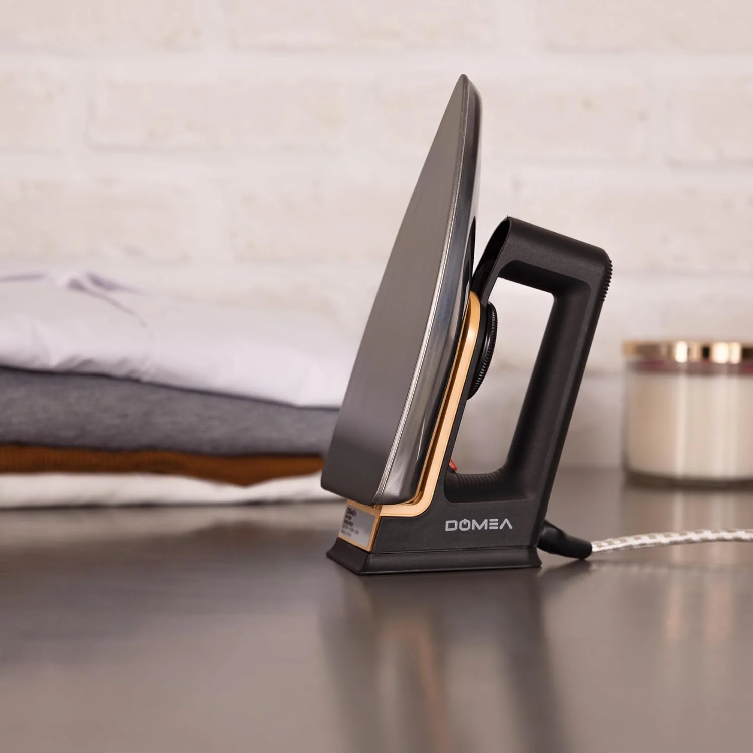 اتو خشک سبک وزن 1000 وات DOMEA با صفحه پوشش تفلون نچسب | ترموستات قابل تنظیم | طراحی زیبا، مناسب برای انواع پارچه، برای اتوکشی سریع، استفاده در منزل |