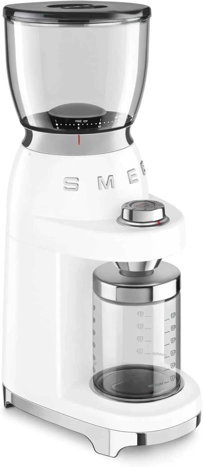 آسیاب قهوه Smeg CGF11WHUK، طراحی دهه 50، 8 عملکرد قهوه برای حداکثر 12 فنجان، 30 تنظیم آسیاب، مخزن دانه های قهوه 350 گرمی Tritan™، استیل ضد زنگ، سفید