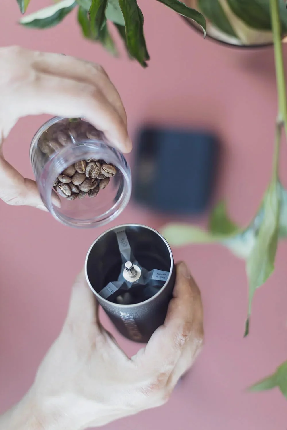 آسیاب قهوه دستی Comandante MK40 – تیغه نیترو با دقت بالا، تیغه های استیل ضد زنگ، طراحی قابل حمل – ایده آل برای اسپرسو، دم آوری چکهای و فرنچ پرس، ظرفیت 40 گرم، رنگ – مشکی آسیاب قهوه دستی Comandante MK40 – تیغه نیترو با دقت بالا، تیغه های استیل ضد زنگ، طراحی قابل حمل – ایده آل برای اسپرسو، دم آوری چکهای و فرنچ پرس، ظرفیت 40 گرم، رنگ – مشکی