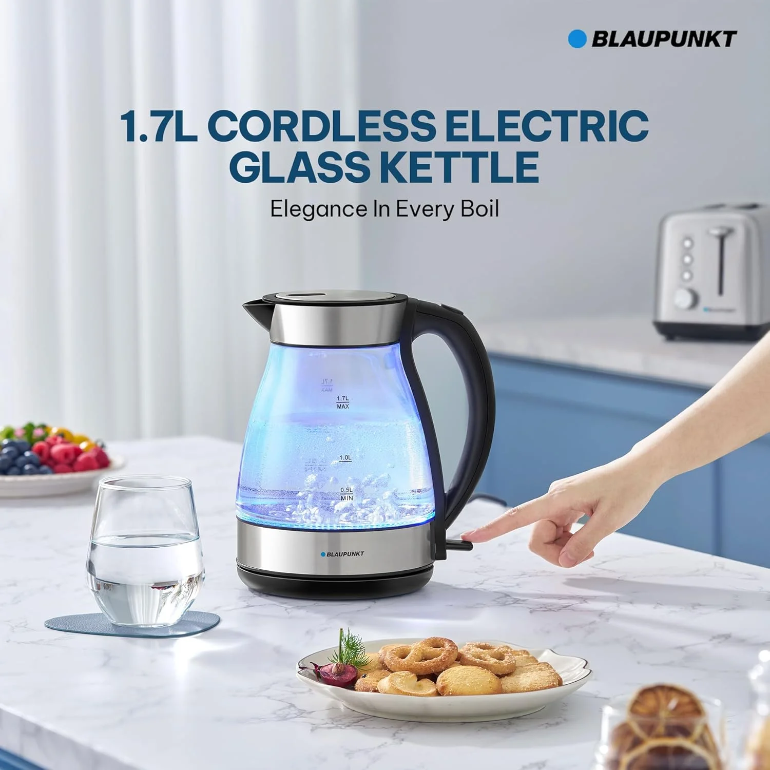 کتری برقی شیشه ای بیسیم ۲۲۰۰ وات Blaupunkt مدل BKG422 با ظرفیت ۱.۷ لیتر، بدنه بوروسیلیکات، نور آبی ملایم LED، خاموش شدن خودکار، محافظت در برابر خشک شدن، المنت حرارتی مخفی، پایه چرخان ۳۶۰ درجه و دهانه بدون چکه