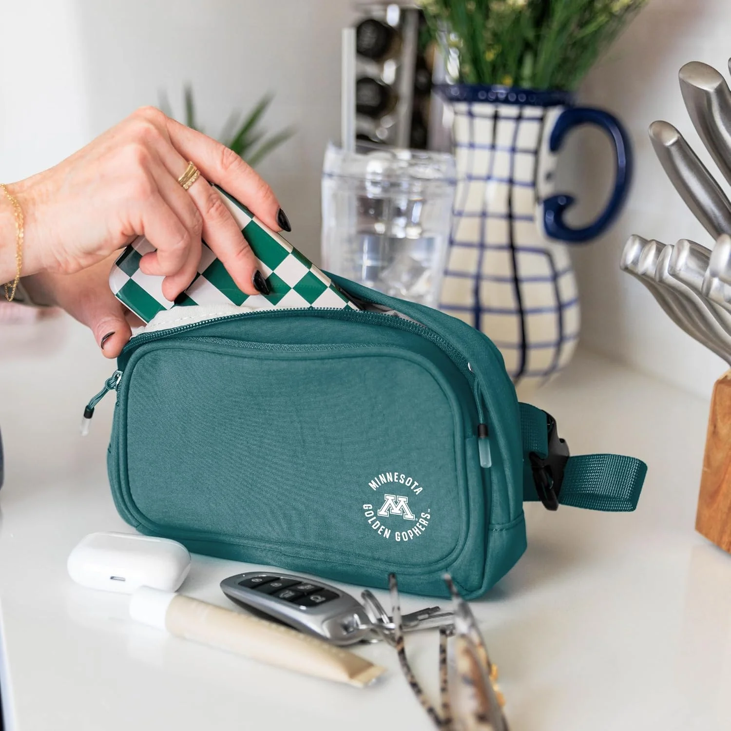 کیف کمری روزمره با نشان تیم های دانشگاهی – جمع و جور، قابل تنظیم، شیک برای خانم ها و دختران، مناسب برای استفاده روزمره و تشویق تیم در روز مسابقه کیف کمری روزمره با نشان تیم های دانشگاهی – جمع و جور، قابل تنظیم، شیک برای خانم ها و دختران، مناسب برای استفاده روزمره و تشویق تیم در روز مسابقه