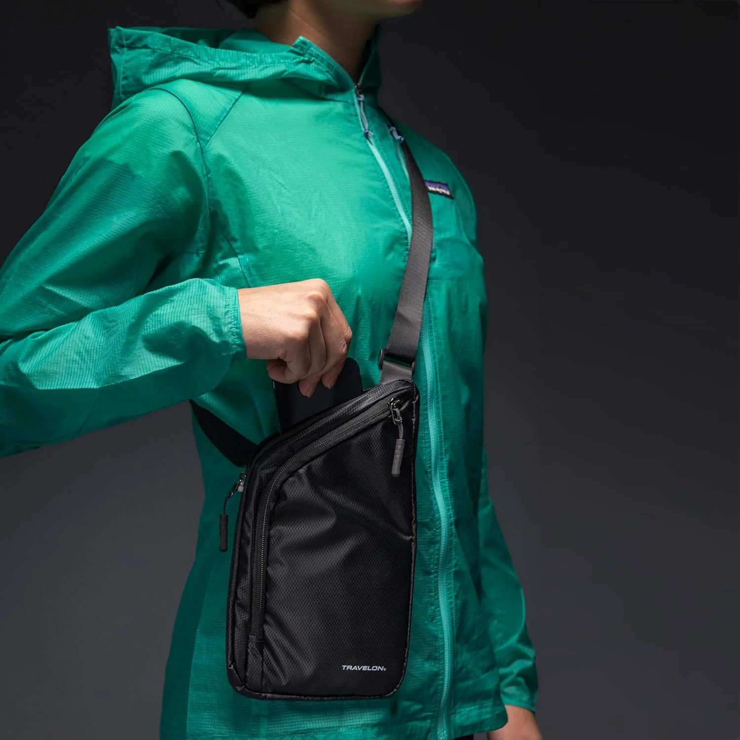 کیف رودوشی باریک تراولون مدل World Travel Essentials مناسب برای سفر