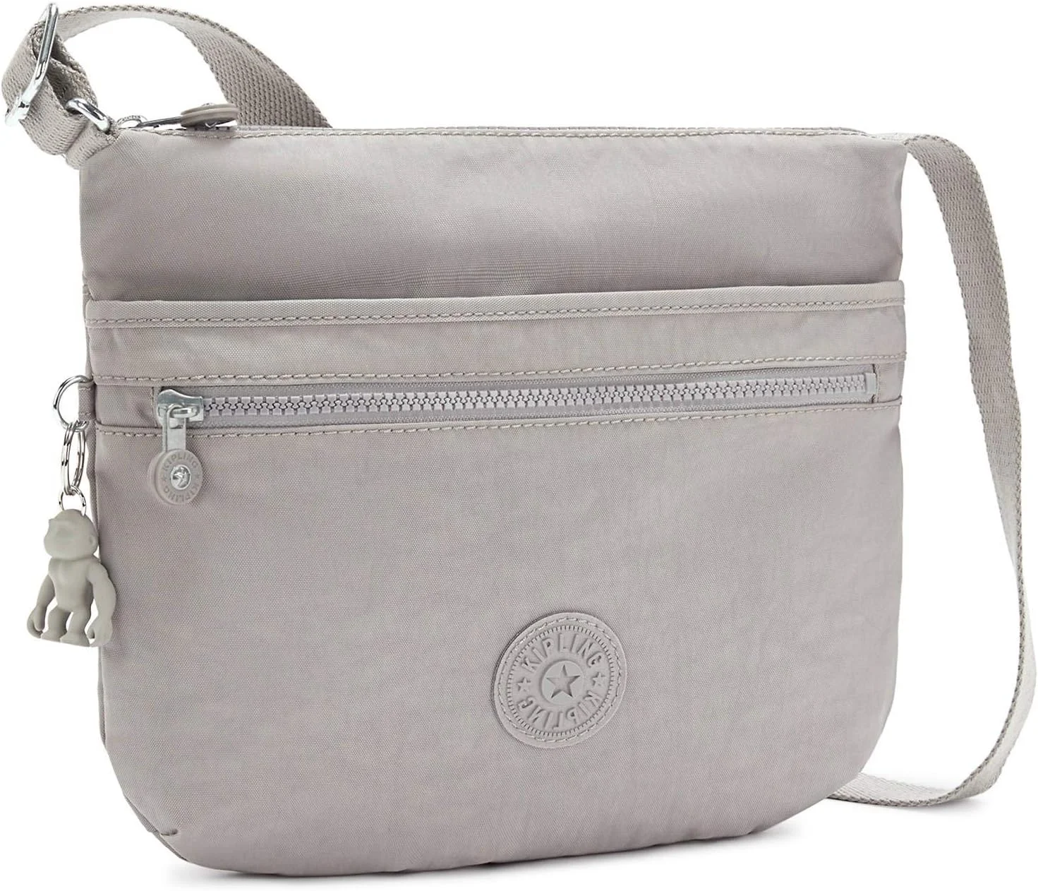 کیپلینگ: سبک، مقاوم در برابر آب و پر از جیب. چه چیز دیگری از یک کیف کراس بادی می خواهید؟ این مدل باریک برای کار به اندازه کافی شیک است و در عین حال برای مسافرت و آخر هفته ها عالی است. ما دوست داریم آن را به عنوان یک کیف کراس بادی کوتاه بپوشیم یا برای یک ظاهر آرام روی شانه خود بیندازیم.