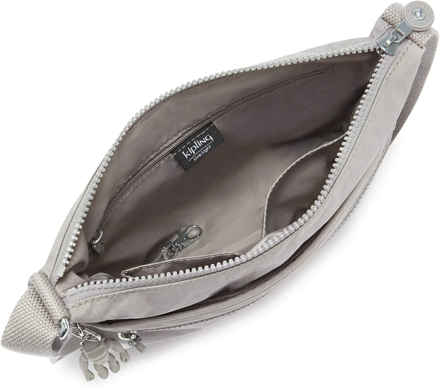 کیپلینگ: سبک، مقاوم در برابر آب و پر از جیب. چه چیز دیگری از یک کیف کراس بادی می خواهید؟ این مدل باریک برای کار به اندازه کافی شیک است و در عین حال برای مسافرت و آخر هفته ها عالی است. ما دوست داریم آن را به عنوان یک کیف کراس بادی کوتاه بپوشیم یا برای یک ظاهر آرام روی شانه خود بیندازیم.
