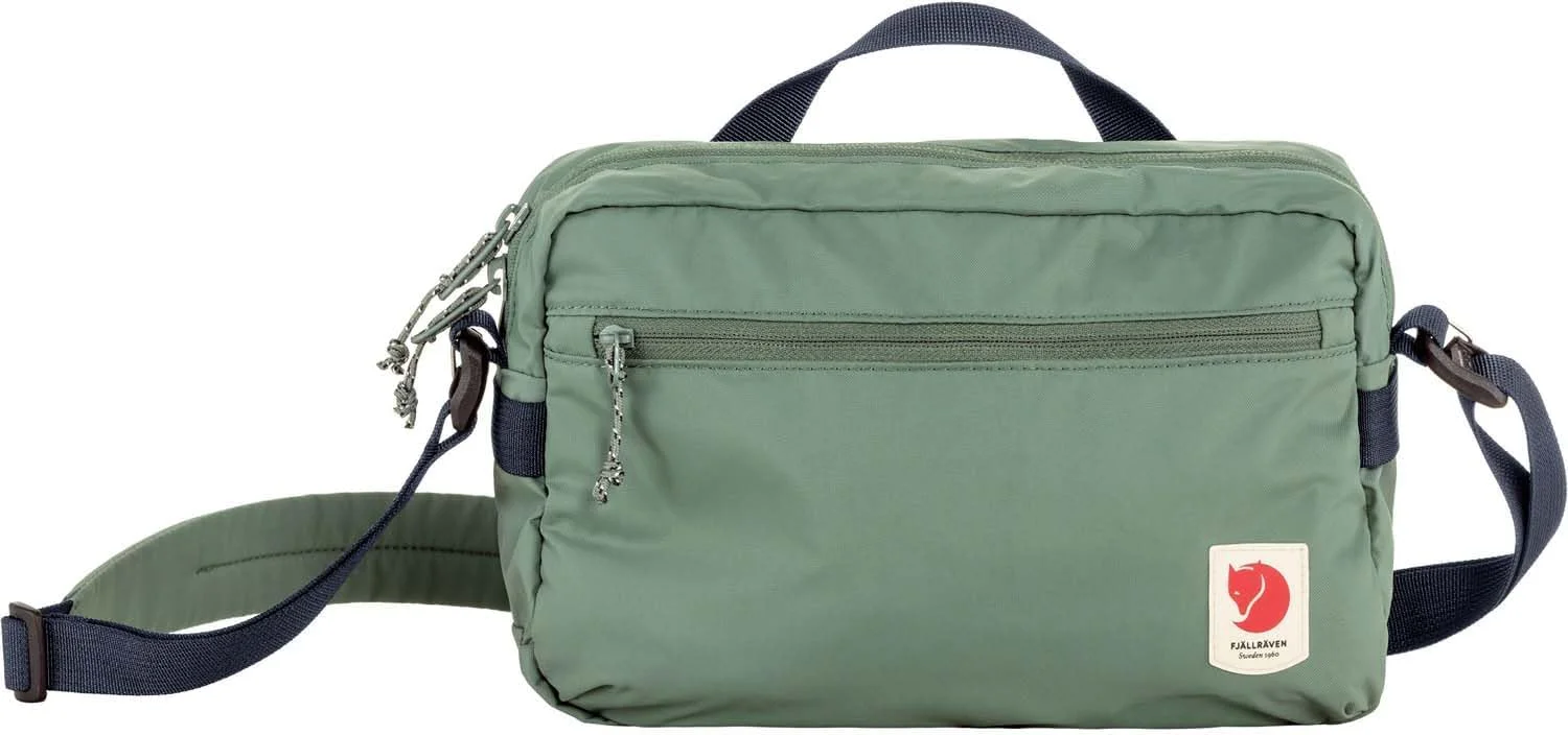 کیف رودوشی ساده Fjallraven High Coast برای لوازم ضروری کوچک. حمل آسان روی شانه یا با دست، مناسب برای سفر و استفاده روزمره. ساخته شده از G-1000 HeavyDuty Eco S با پایه لایه دار و نایلون بازیافتی در داخل. هم محفظه اصلی و هم جیب داخلی دارای زیپ هستند و همچنین یک جیب زیپ دار با دسترسی آسان در پشت کیف وجود دارد.