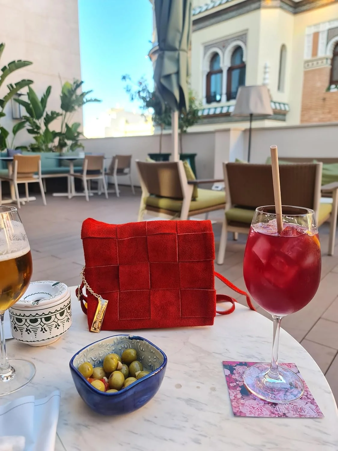 کیف دوشی چرم جیر ممتاز ایتالیایی CHARO GARCIA با بند جداشدنی. اندازه 23 در 18 سانتی متر.