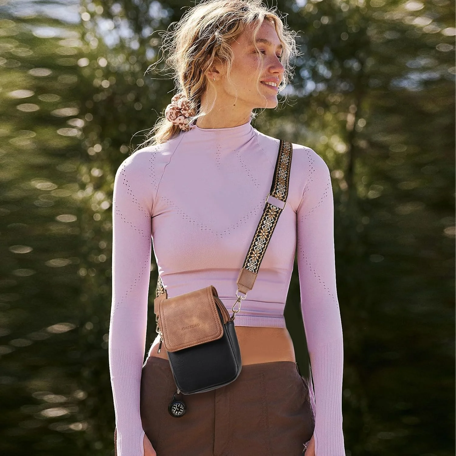 کیف دوشی کوچک زنانه Azonee، کیف چرم مصنوعی با بند قابل تنظیم، کیف پول موبایل برای سفر و استفاده روزانه (مشکی با قهوه ای)