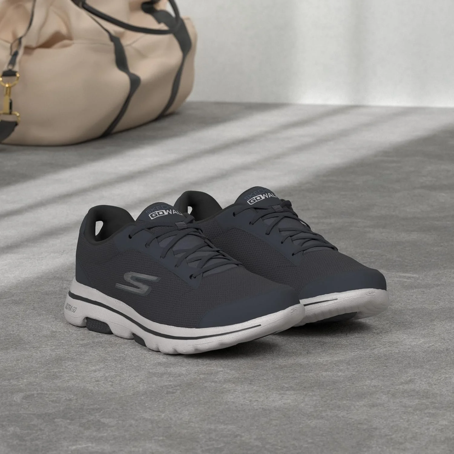 کفش پیاده روی مردانه اسکیچرز مدل Gowalk 5 Qualify با رویه توری و بند دار