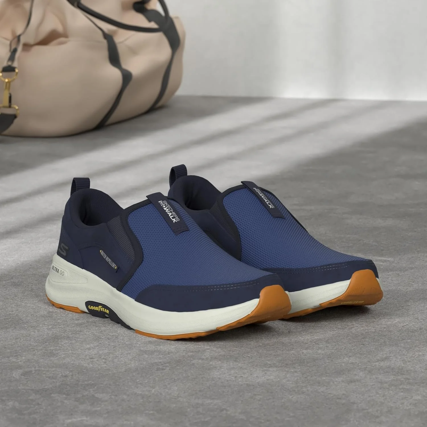 کفش پیاده روی اسکیچرز گو واک اوت دور - کفش ورزشی لغزنده مناسب پیاده روی و کوهنوردی با فوم حافظه دار خنک کننده هوا