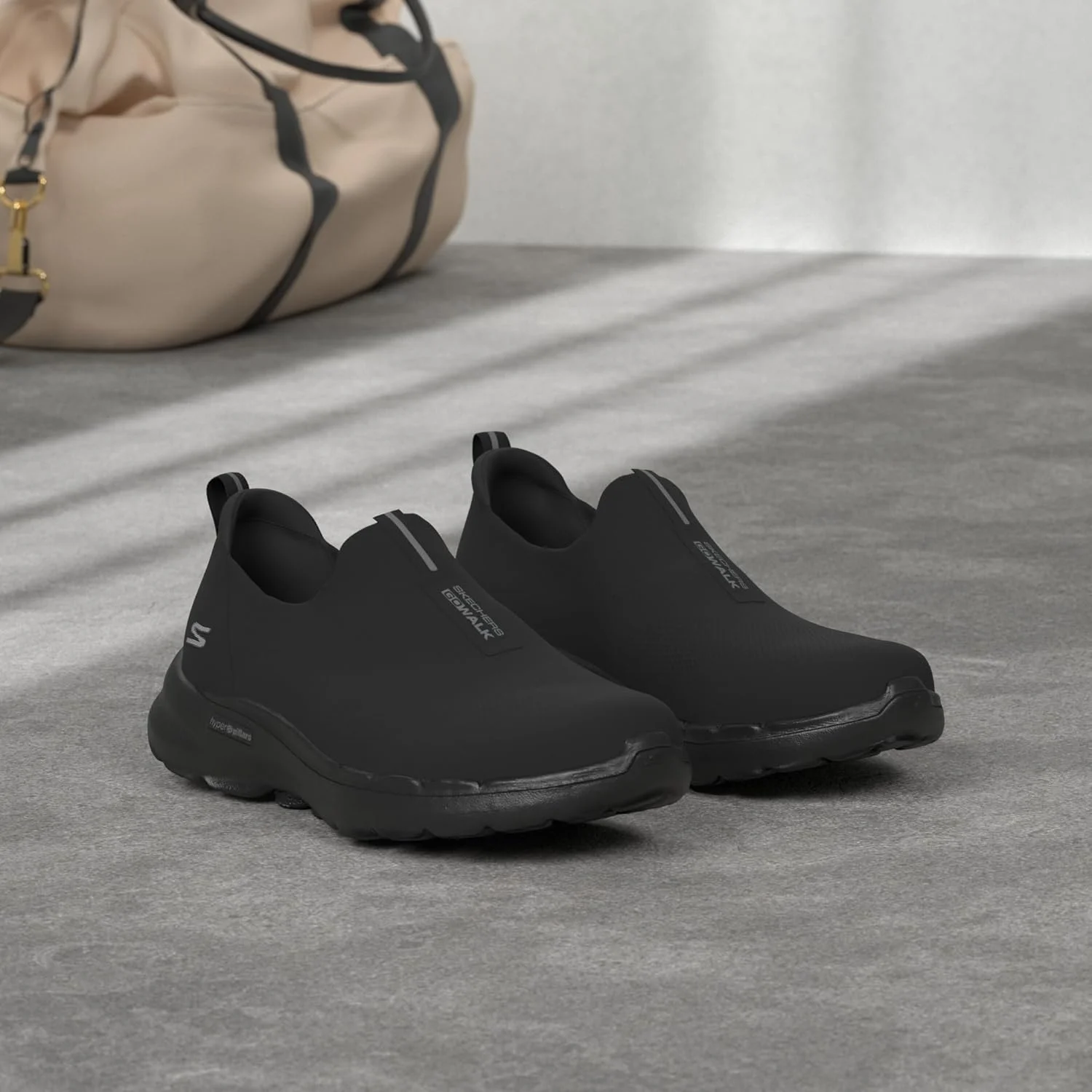 کفش پیاده روی لغزشی مردانه اسکیچرز گو واک اوت دور - مناسب طبیعت گردی با فوم حافظه دار خنک کننده