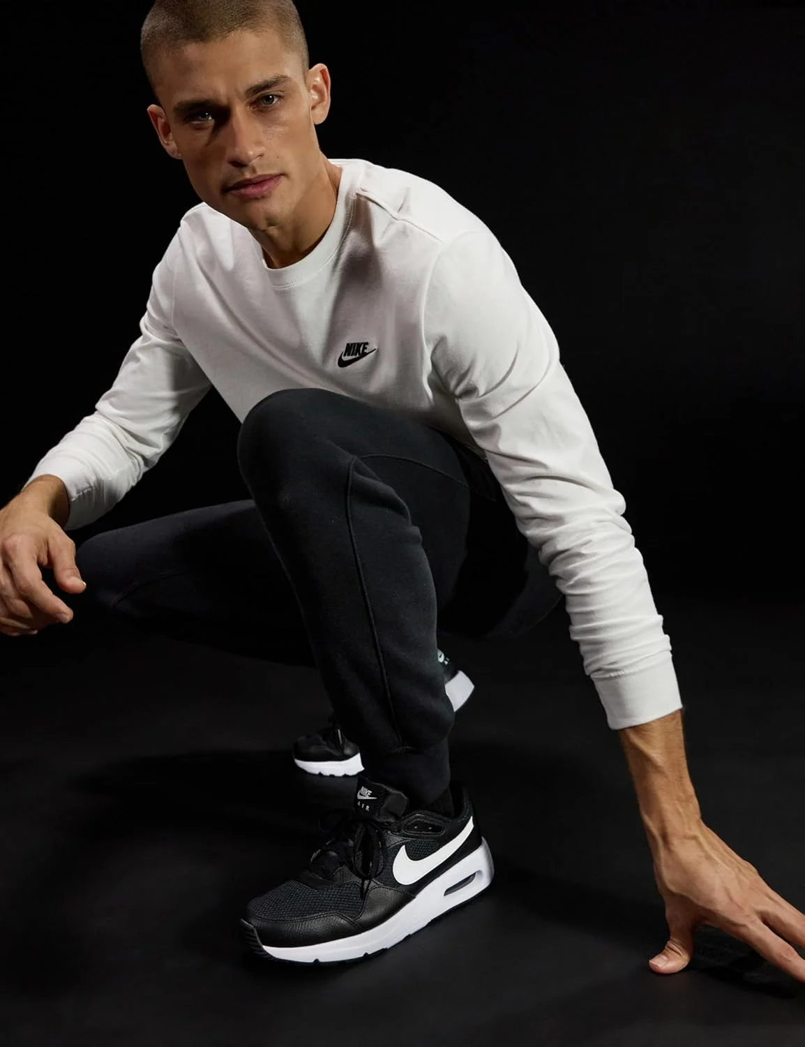 نایک ایر مکس ZM950: نسل بعدی اینجاست! با طراحی موج‌دار و الهام گرفته از ایر مکس 95، سبکی نوآورانه و راحتی بی‌نظیر را تجربه کنید. دارای واحد Air در پاشنه و Zoom Air در قسمت جلویی پا برای نرمی و انعطاف‌پذیری بیشتر. مناسب برای استفاده روزمره.