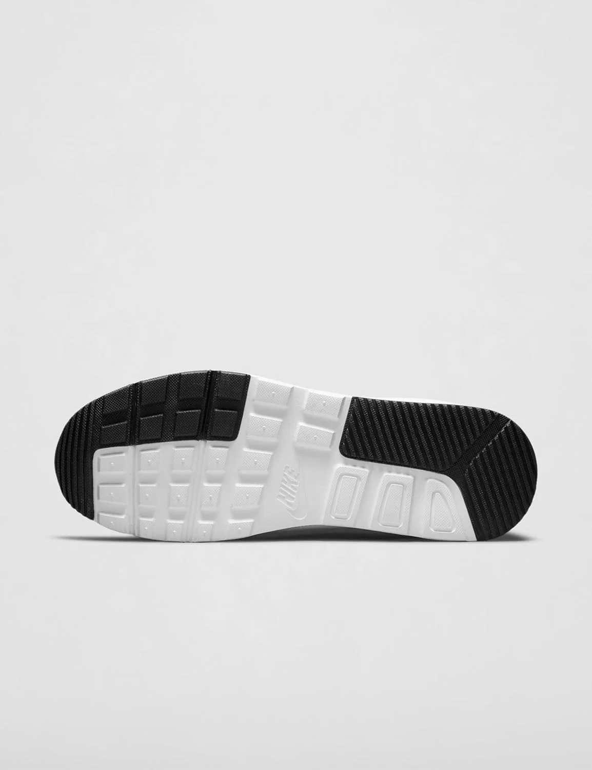 نایک ایر مکس ZM950: نسل بعدی اینجاست! با طراحی موج‌دار و الهام گرفته از ایر مکس 95، سبکی نوآورانه و راحتی بی‌نظیر را تجربه کنید. دارای واحد Air در پاشنه و Zoom Air در قسمت جلویی پا برای نرمی و انعطاف‌پذیری بیشتر. مناسب برای استفاده روزمره.