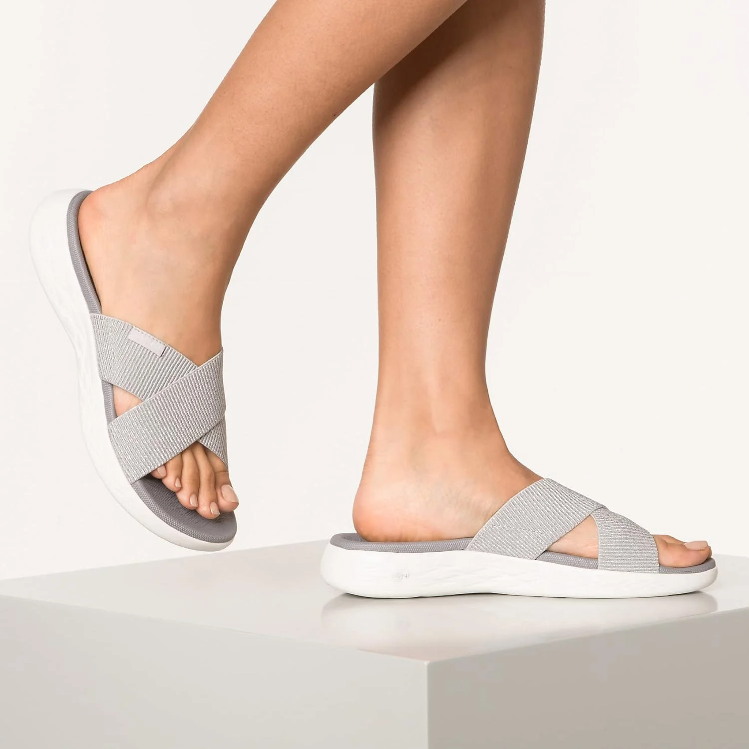 دمپایی زنانه اسکیچرز مدل ON-THE-GO 600 دمپایی زنانه اسکیچرز مدل ON-THE-GO 600