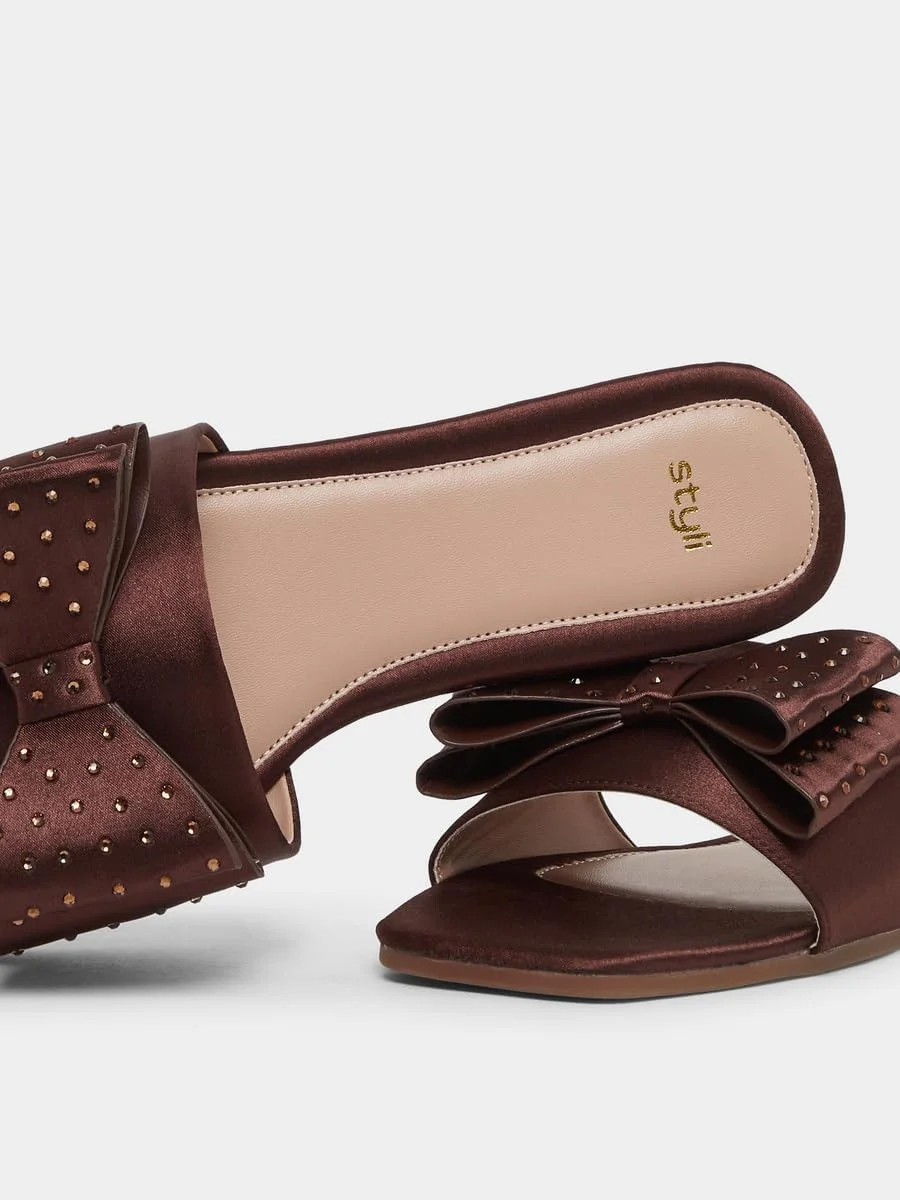 صندل تخت زنانه استایلی با جزئیات پاپیونی صندل تخت زنانه استایلی با جزئیات پاپیونی