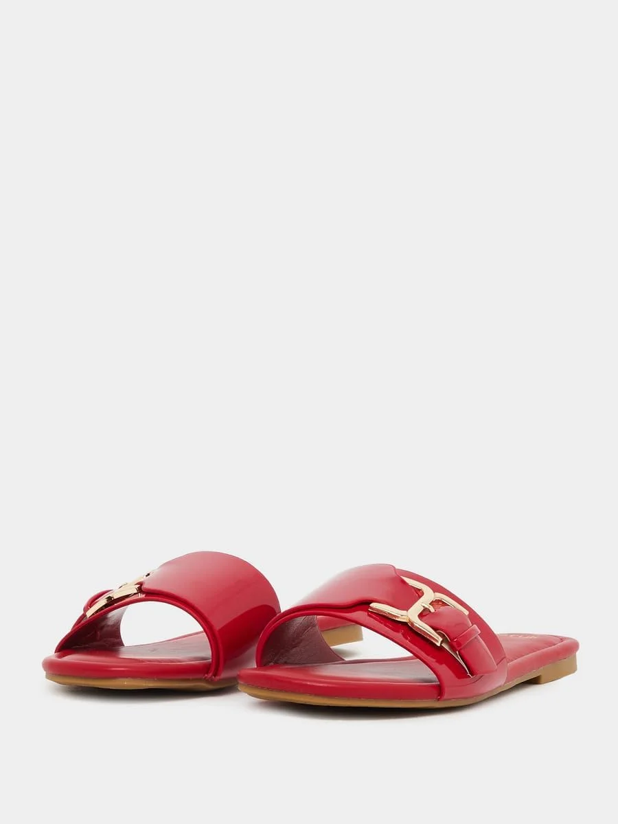 صندل های تخت زنانه استایلی با طراحی ورنی و جزئیات سگک صندل های تخت زنانه استایلی با طراحی ورنی و جزئیات سگک