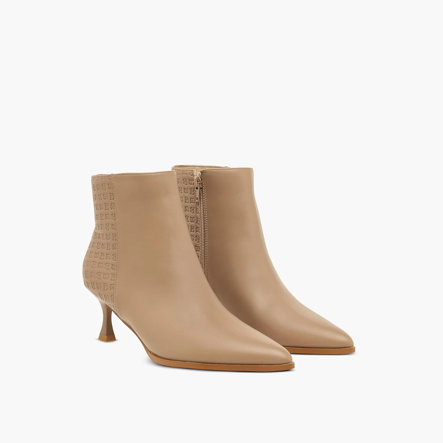 نیم بوت زنانه فلورا بلا بای شواکسپرس - طرح برجسته مونوگرام، پاشنه بچه گربه ای و بست زیپی