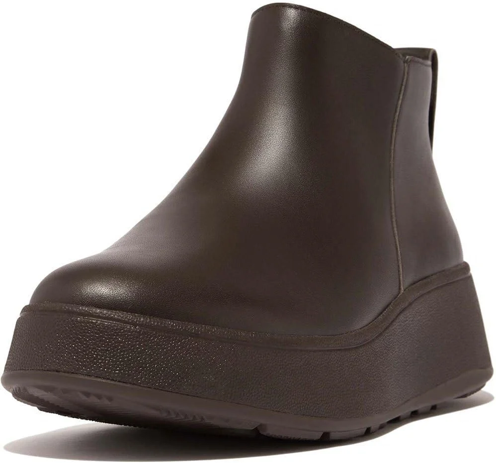 فیت فلاپ. کفش‌های کلاسیک واقعی. با طراحی تمیز، شکل 'کفش تنیس' قدیمی، و زیره‌های میانی آناتومیکوش فوق‌العاده سبک و انعطاف‌پذیر فیت فلاپ، این‌ها کتانی‌هایی هستند که هیچ خانمی نمی‌تواند از آن‌ها چشم‌پوشی کند. کفش‌هایی که با تمام لباس‌های شما - شلوار جین، لباس، کت و شلوارهای سفارشی - فصل به فصل کار می‌کنند. گزینه‌های مناسب شما در روزهای شلوغ که راحتی غیرقابل مذاکره است. ملزومات زندگی. نرم و لایه دار، در چرم لطیف.