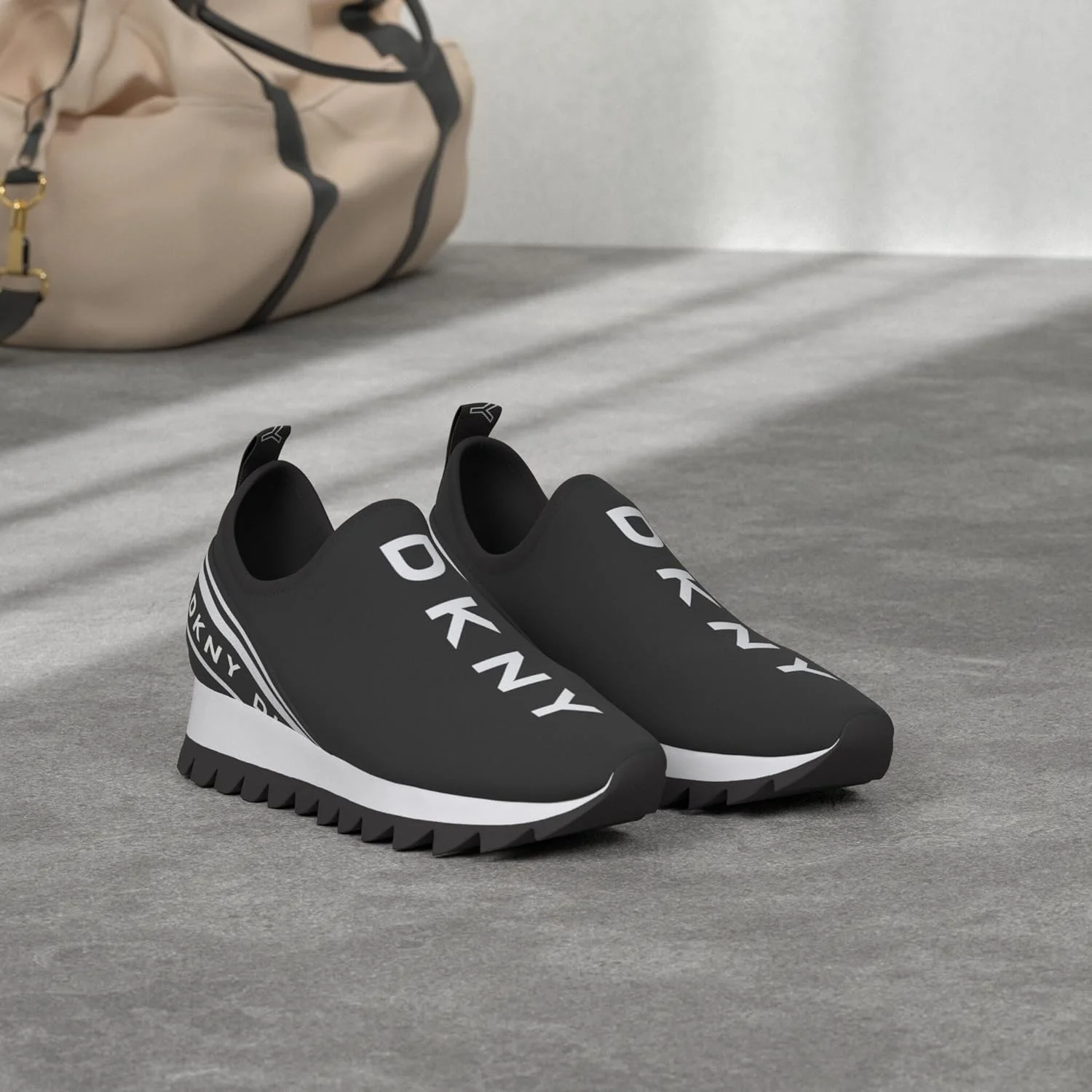 کفش ورزشی زنانه دی‌کی‌ان‌وای مدل بافتنی ساق کوتاه با زیره رابر