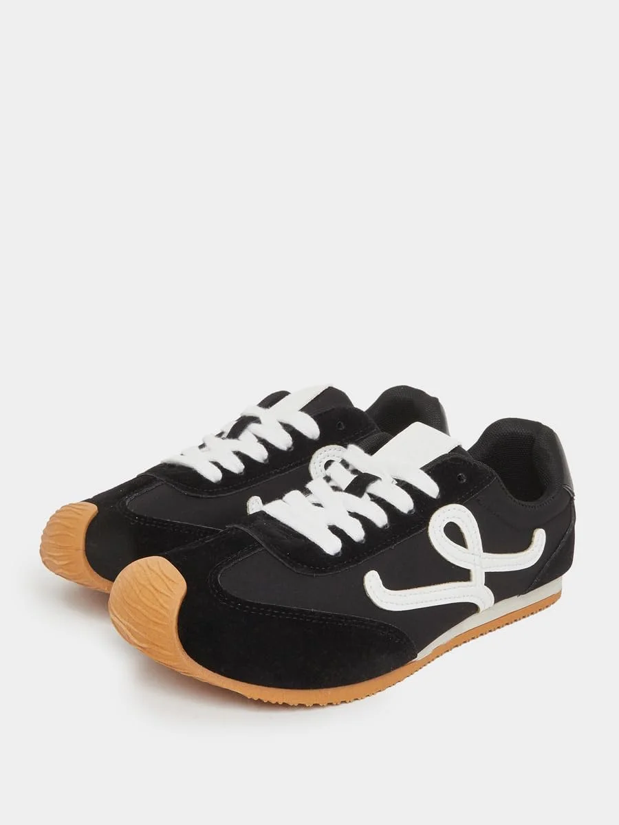 کفش کتانی زنانه استایلی با طرح جیر و جزئیات لوگو و بند