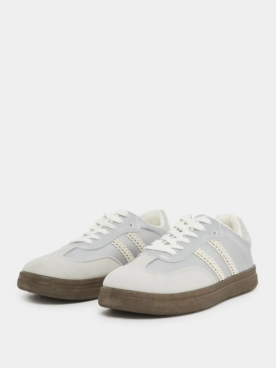 کفش ورزشی زنانه استایلی با طرح فلزی و بند دار